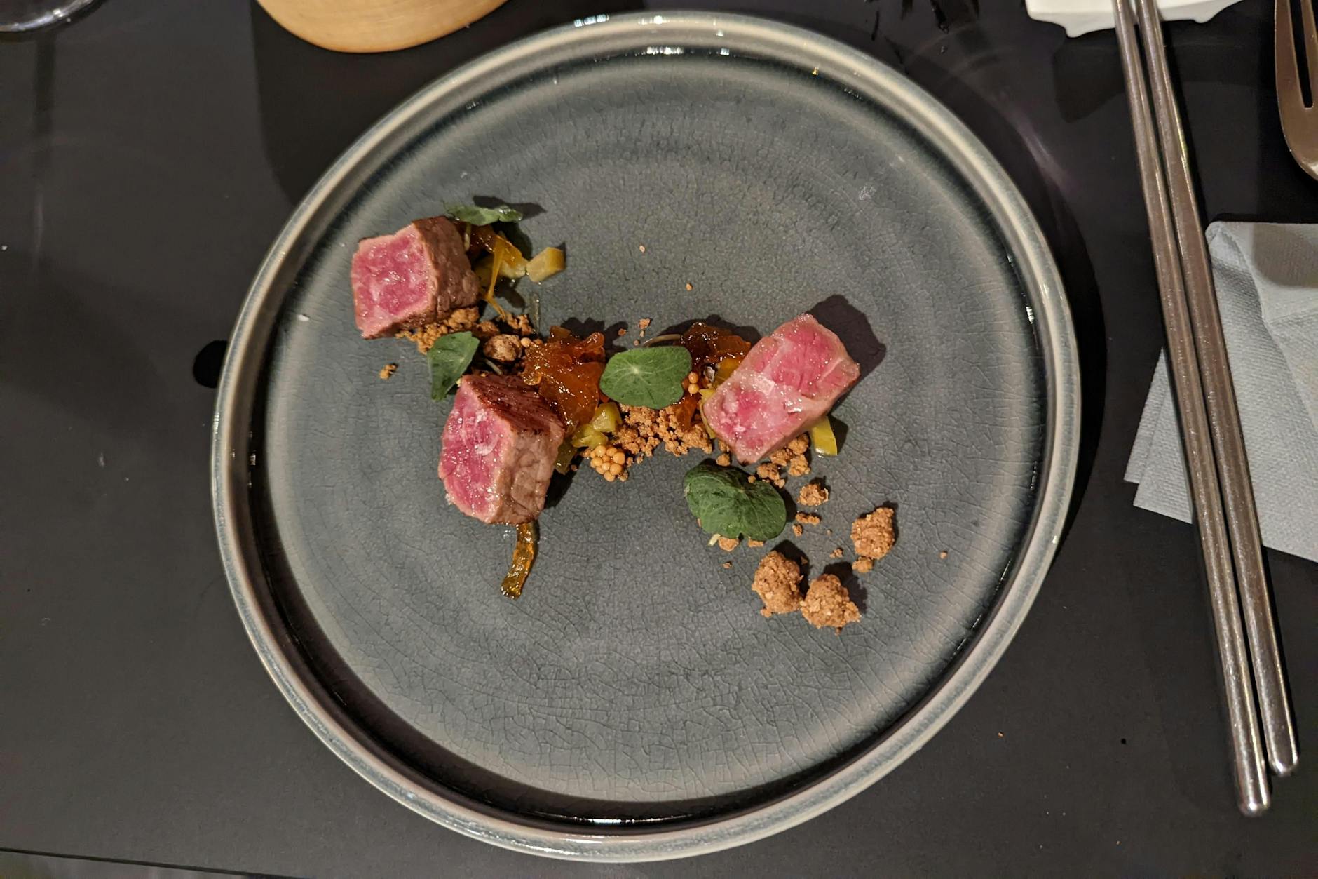 Das Vogelsberger Wagyu ist buttig-aromatisch, wird aber leider etwas zu kalt serviert.