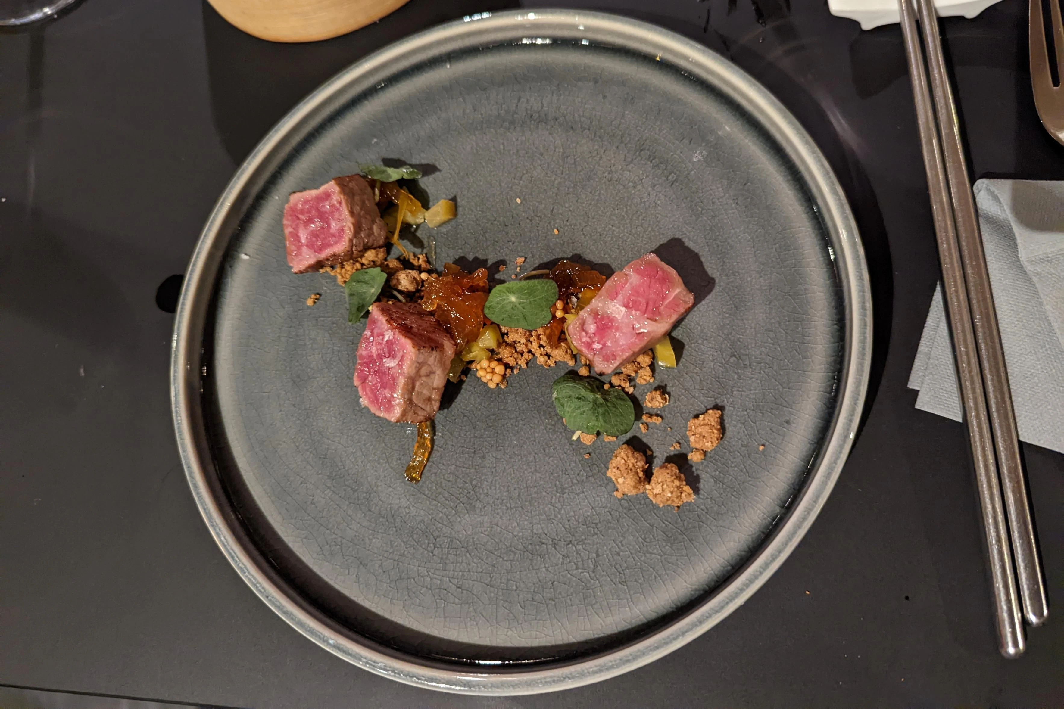 Das Vogelsberger Wagyu ist buttig-aromatisch, wird aber leider etwas zu kalt serviert.
