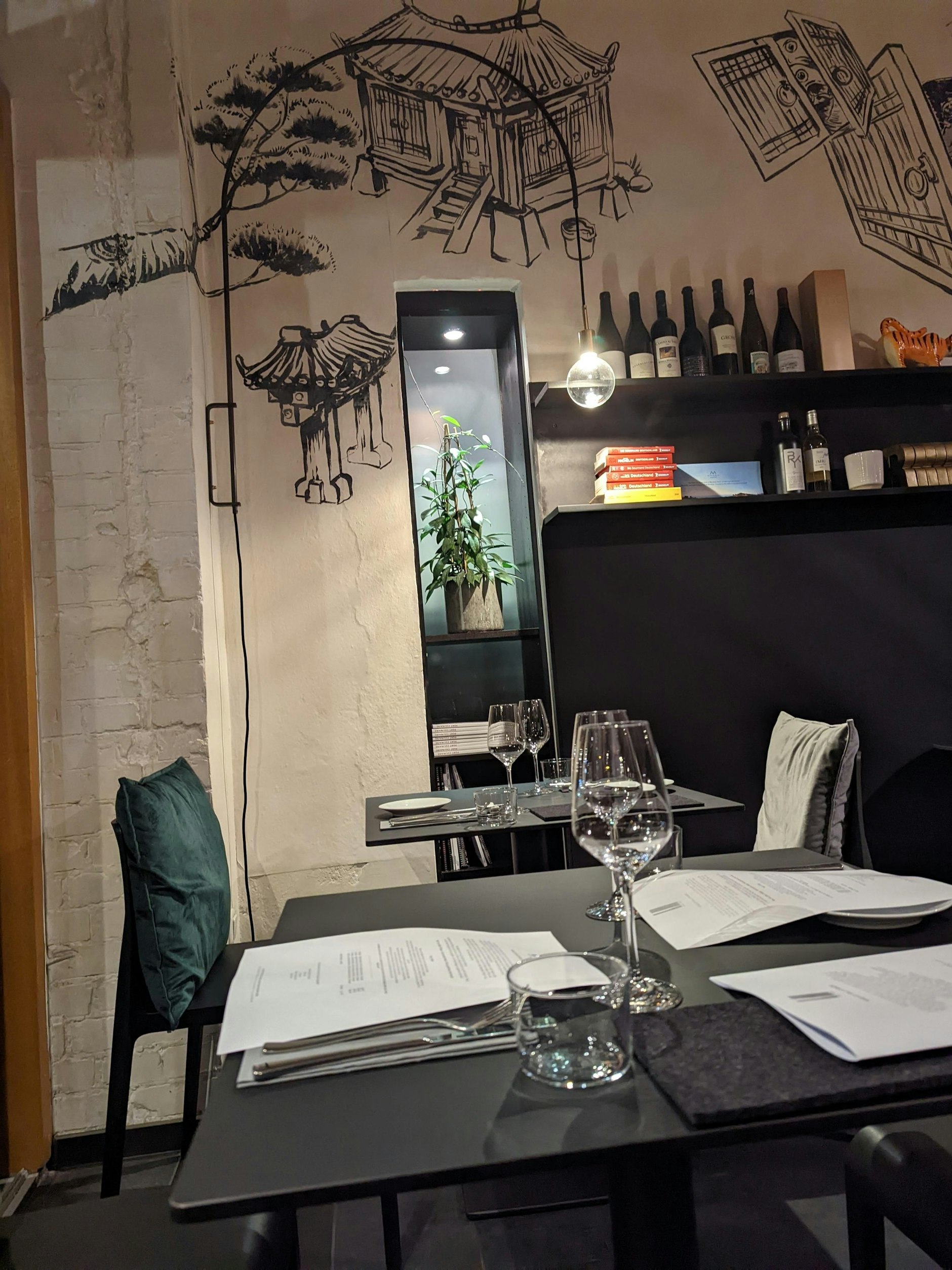 Genau an diesem Tisch in der Ecke saßen die Eheleute Schröder-Kim.