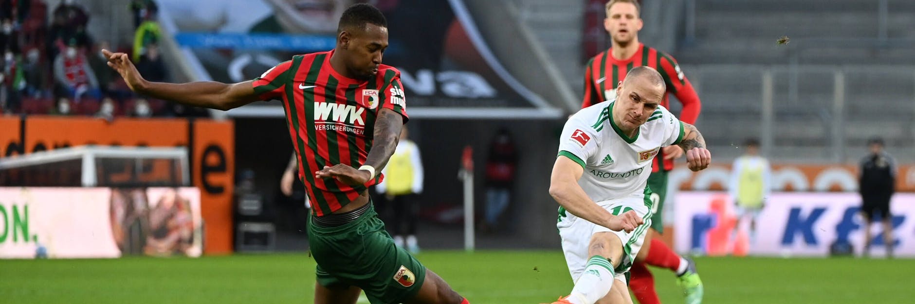 Unions Sven Michel (r.) mit der großen Chance, als er Augsburgs Reece Oxford tunnelt. Gegen Dortmund hofft der Ex-Paderborner auf sein Startelfdebüt für die Eisernen.