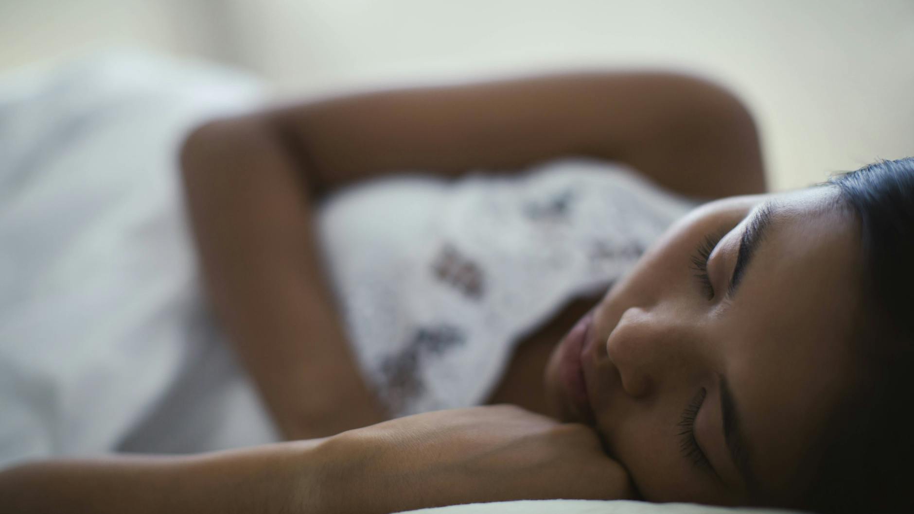 Etwa 1,2 Stunden länger in der Nacht zu schlafen, geht laut einer Studie mit einer verringerten Energieaufnahme von durchschnittlich 270 Kilokalorien pro Tag einher.