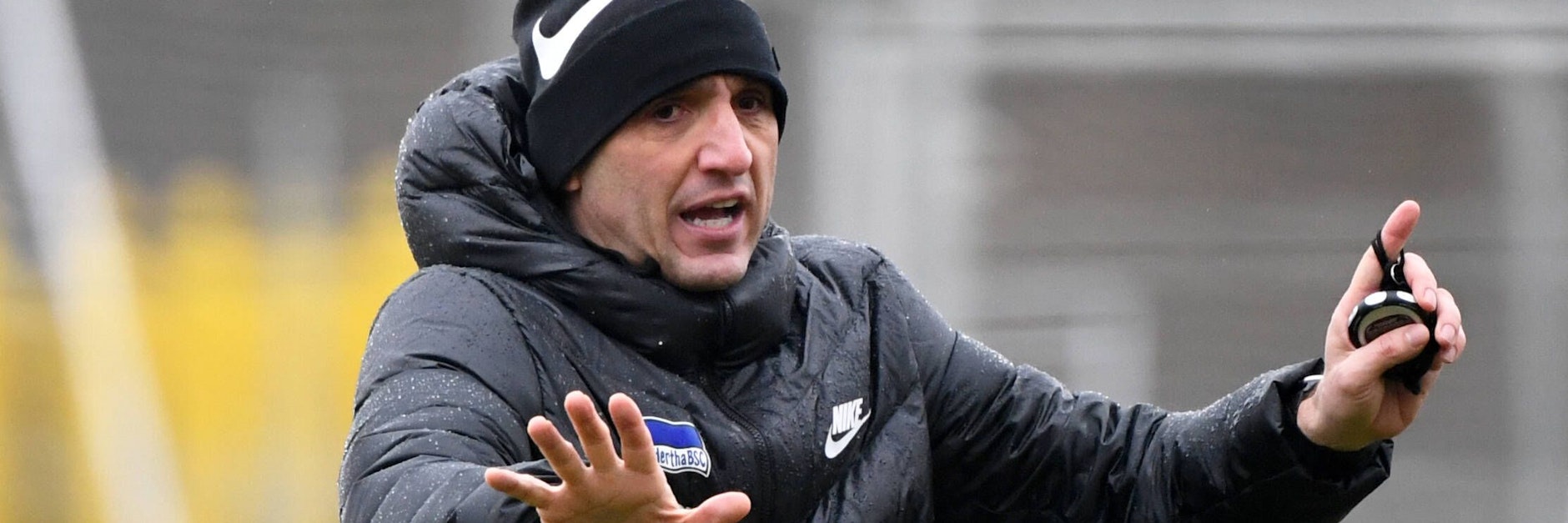 Herthas Trainer Tayfun Korkut ist in Fürth zum Siegen verdammt.