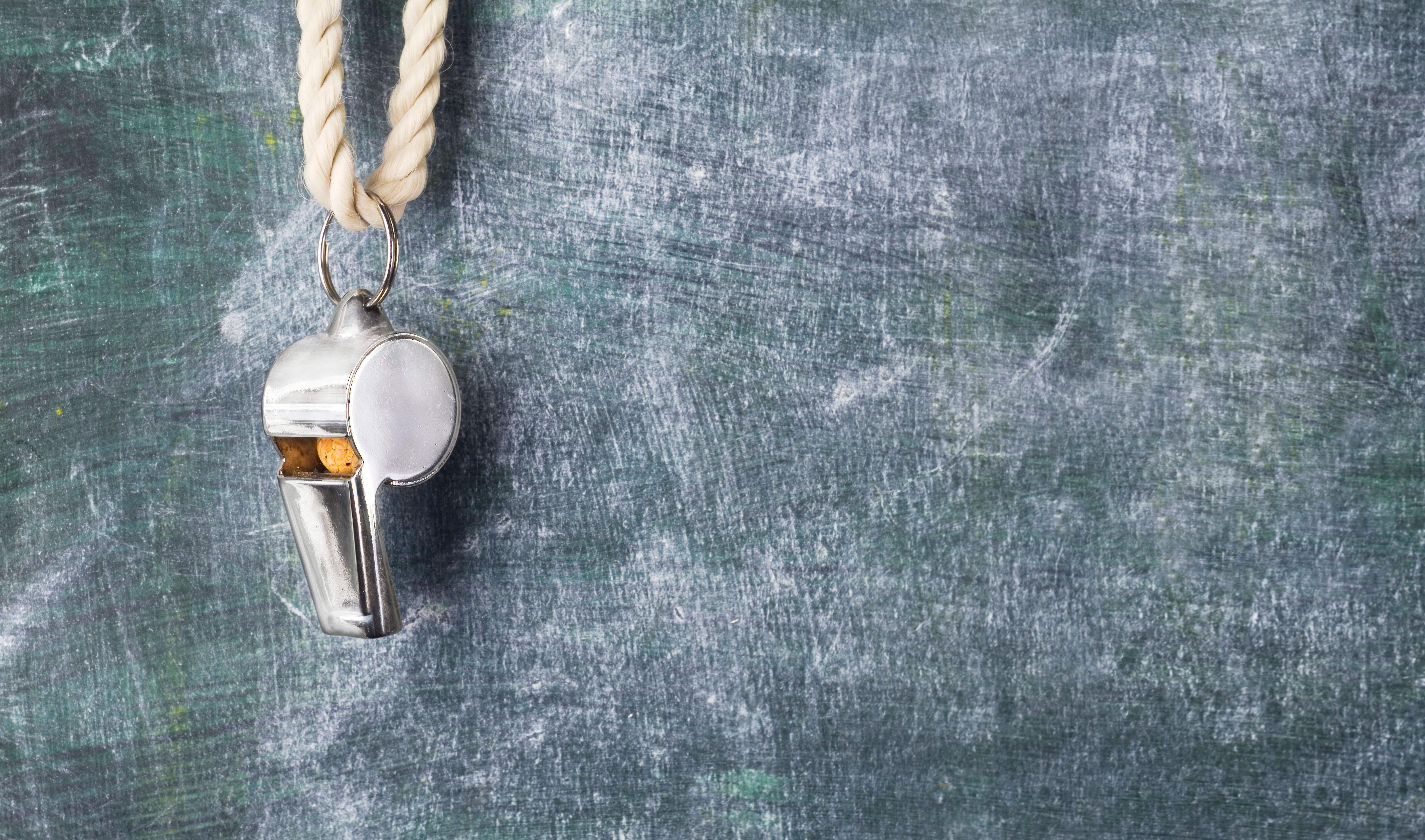 Wahnsinn! Schiri soll 5000 Euro Schmerzensgeld zahlen, weil er zu laut gepfiffen hat