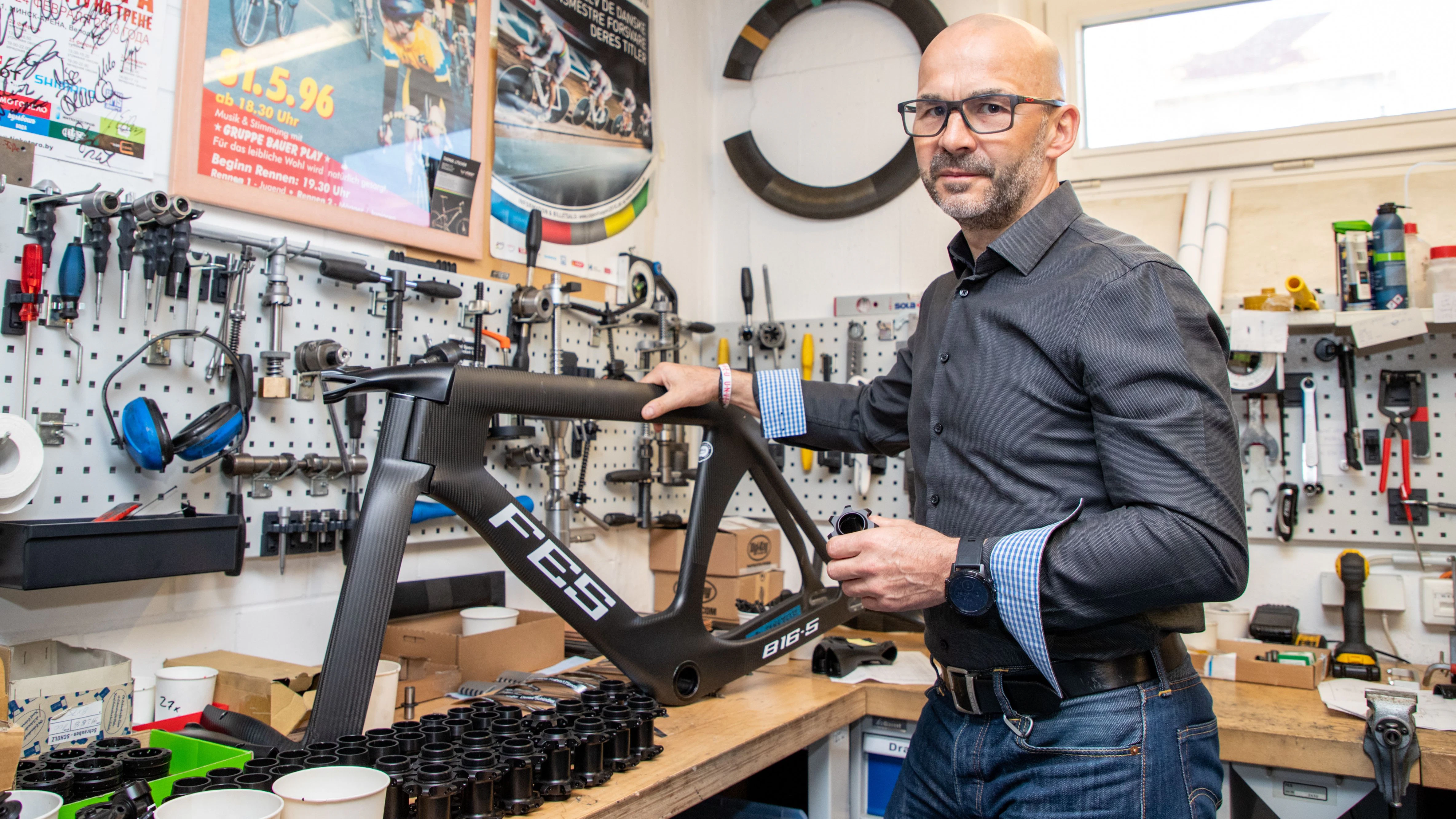 Michael Nitsch, Direktor des FES an einem High-Tech- Fahrradrahmen.