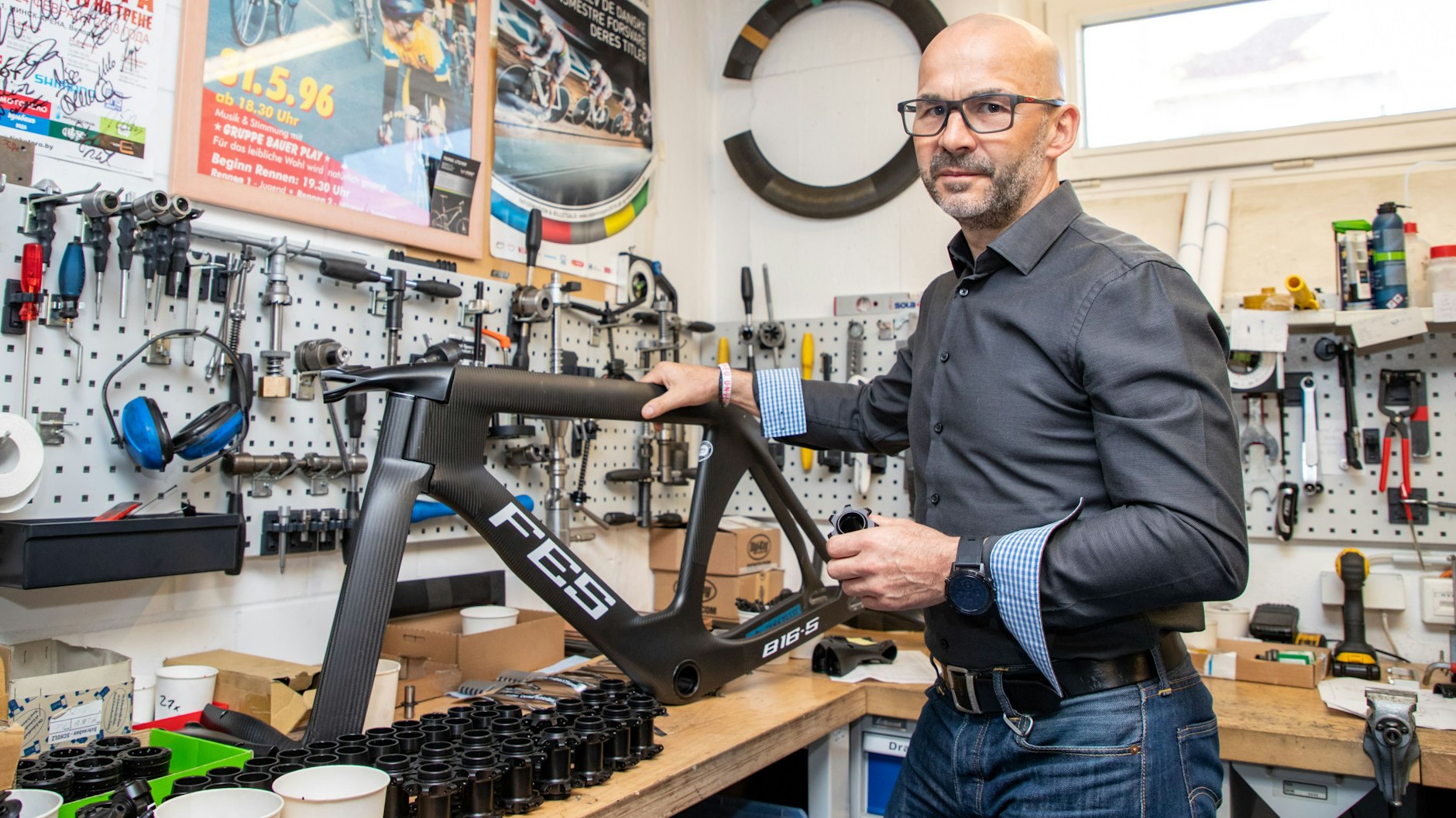 Michael Nitsch, Direktor des FES an einem High-Tech- Fahrradrahmen.