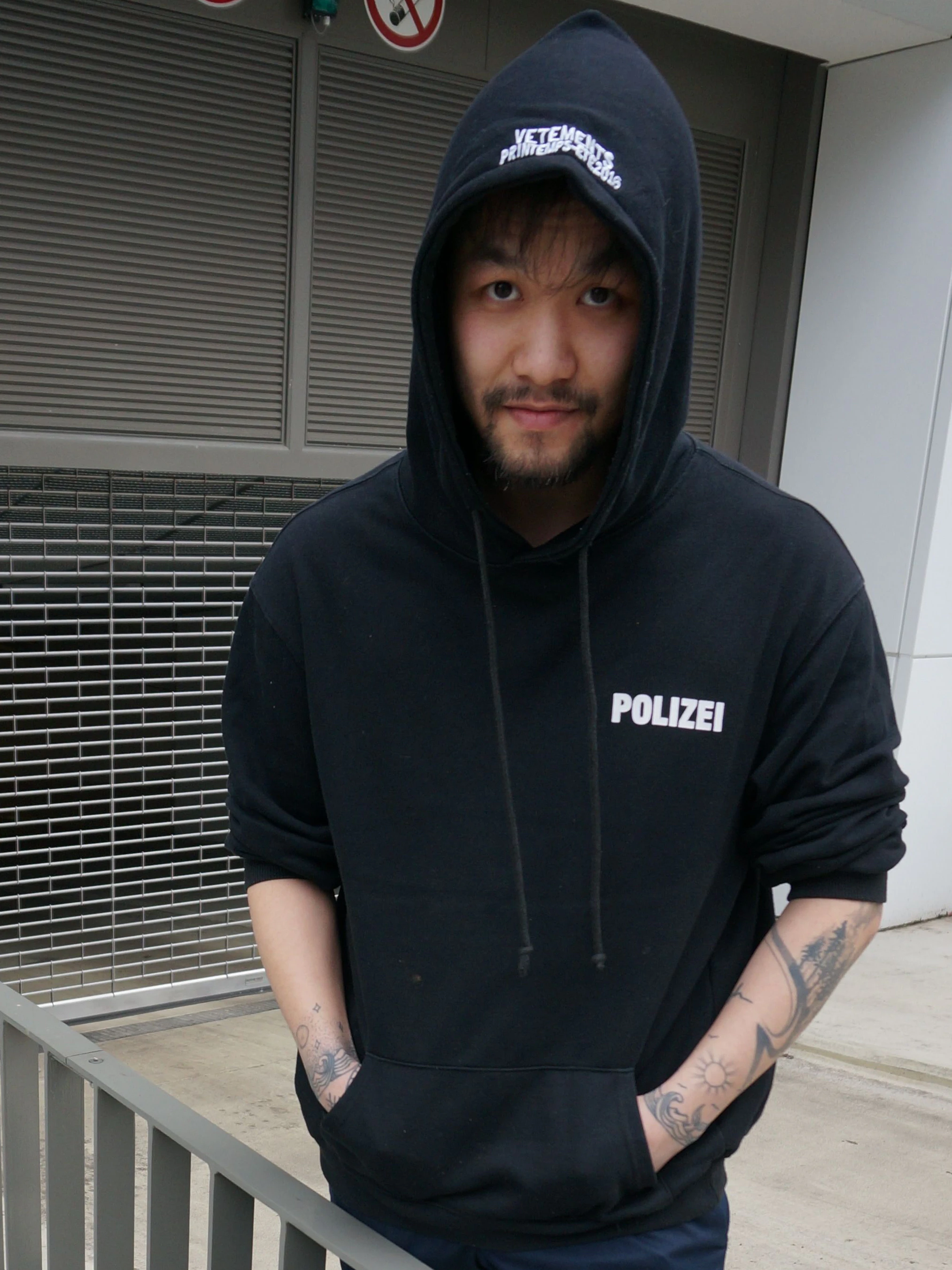 Der Berliner Hoang Van Tien wurde schon wegen seines Vetements- Hoodies von der Polizei angehalten.