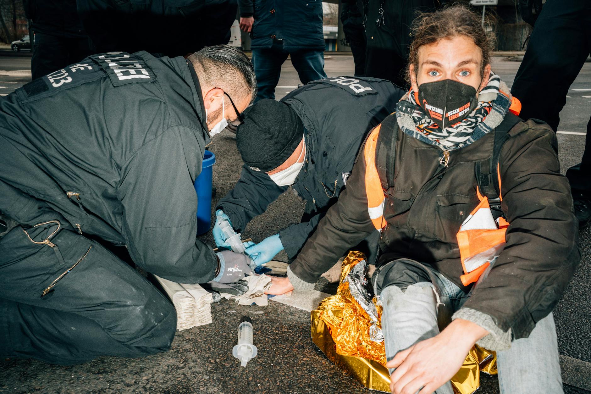 Die einen haben Kleber in der Tasche, die anderen Lösungsmittel: Ein Klimaaktivist am Dienstag auf der A 100.