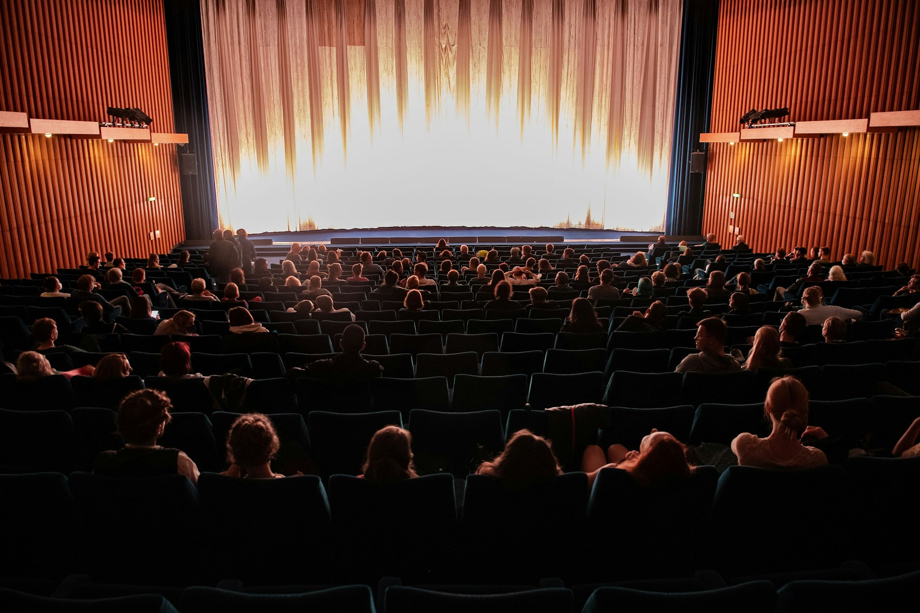 Blick auf die große Leinwand im Kino International (Dieser Vorhang ist einfach einzigartig).