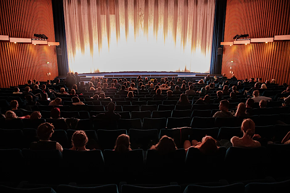 Blick auf die große Leinwand im Kino International (Dieser Vorhang ist einfach einzigartig).
