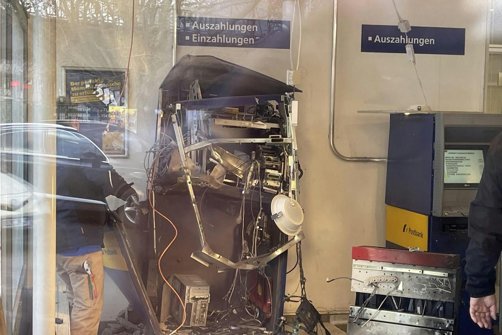 Komplett zerstört: So sah der Geldautomat nach der Explosion in einer Berliner Postbank-Filiale aus.