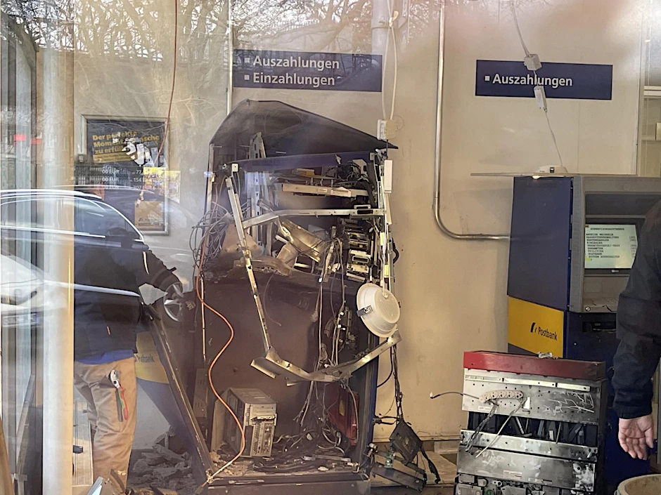 Komplett zerstört: So sah der Geldautomat nach der Explosion in einer Berliner Postbank-Filiale aus.