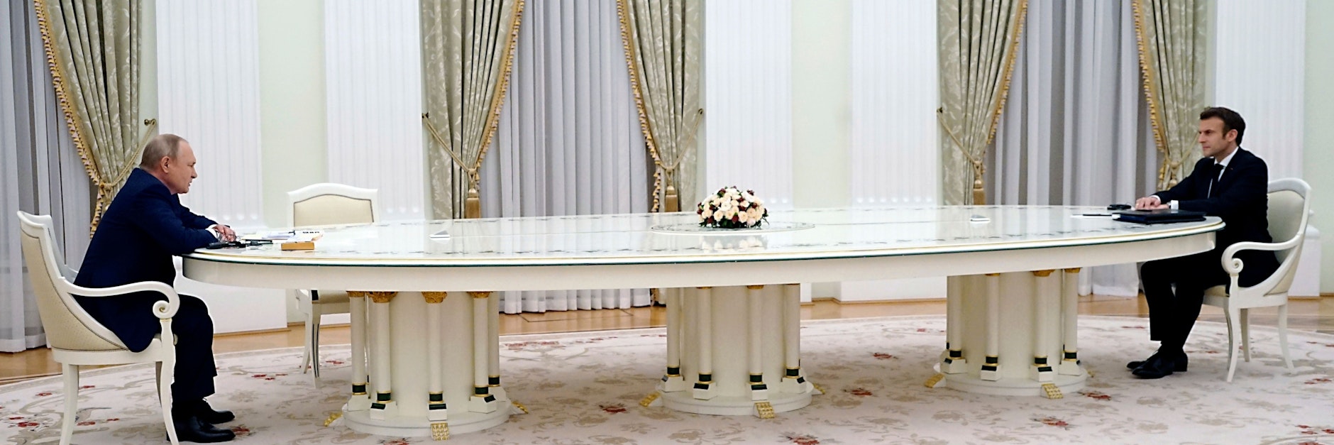 Schier endlos weit voneinander entfernt saßen Wladimir Putin (l.) und Emmanuel Macron an der Riesen-Tafel.
