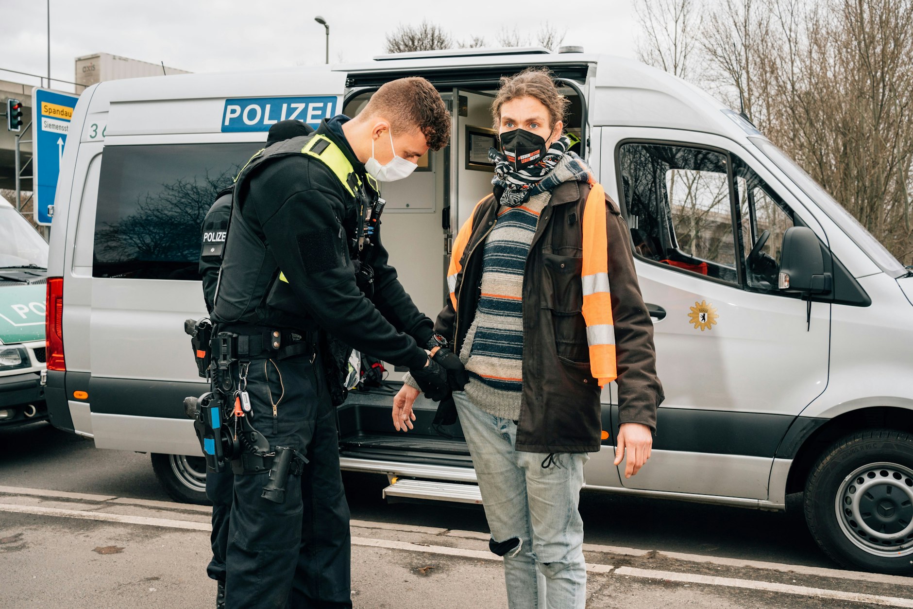 Das wars: Die Aktion endet wie fast jedes Mal in der polizeilichen Maßnahmen und in der Zelle.