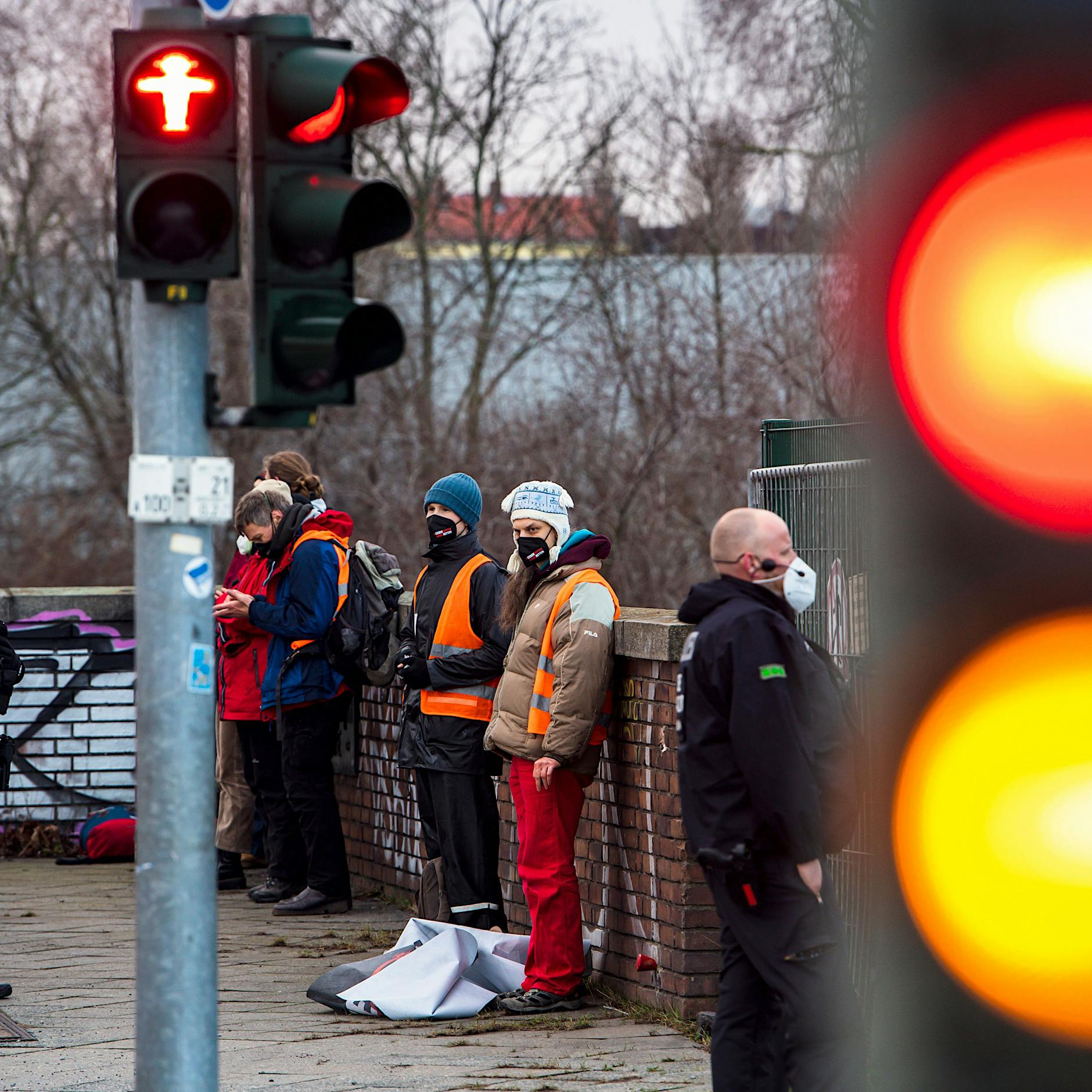 Klima-Aktivisten sorgen auch am Freitag für langen Stau in Berlin