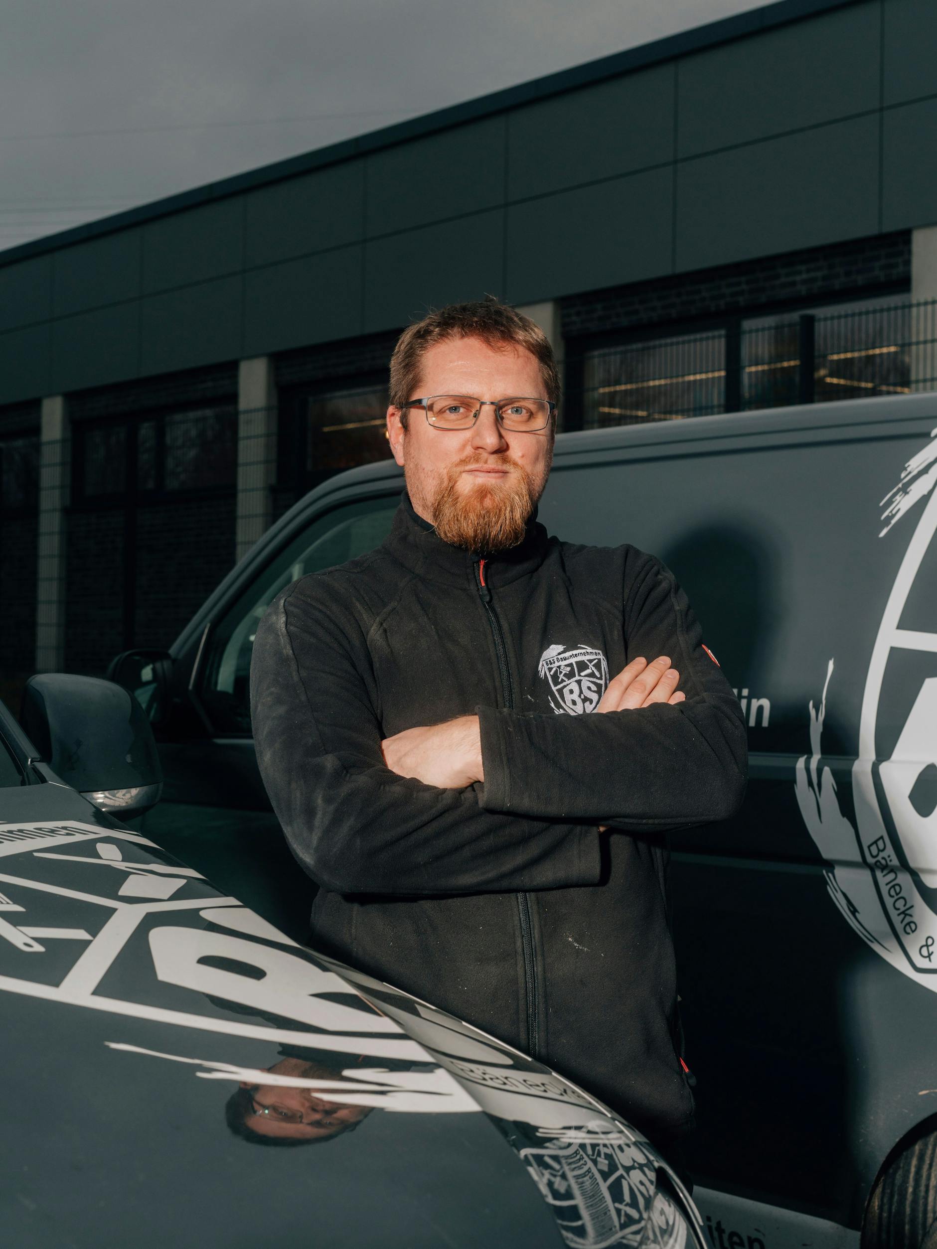 Handwerker Marcel Skowron sieht sich als Teil der Lösung – und nicht als Problem.