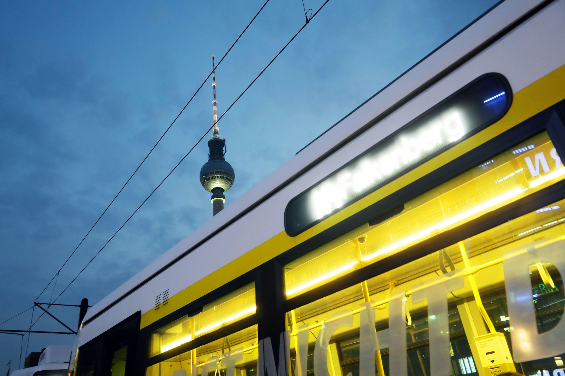 Eine Straßenbahn ist vor der Kulisse des Fernsehturms in Mitte unterwegs. Bislang plante der Senat eine Neubaustrecke vom Alexander- zum Potsdamer Platz. Nun ist unklar, wie es weitergeht.