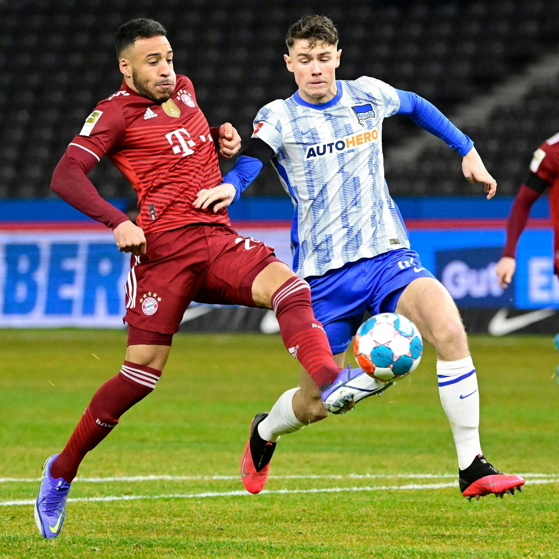 Herthas Linus Gechter (r.) im Duell mit Bayerns Corentin Tolisso.