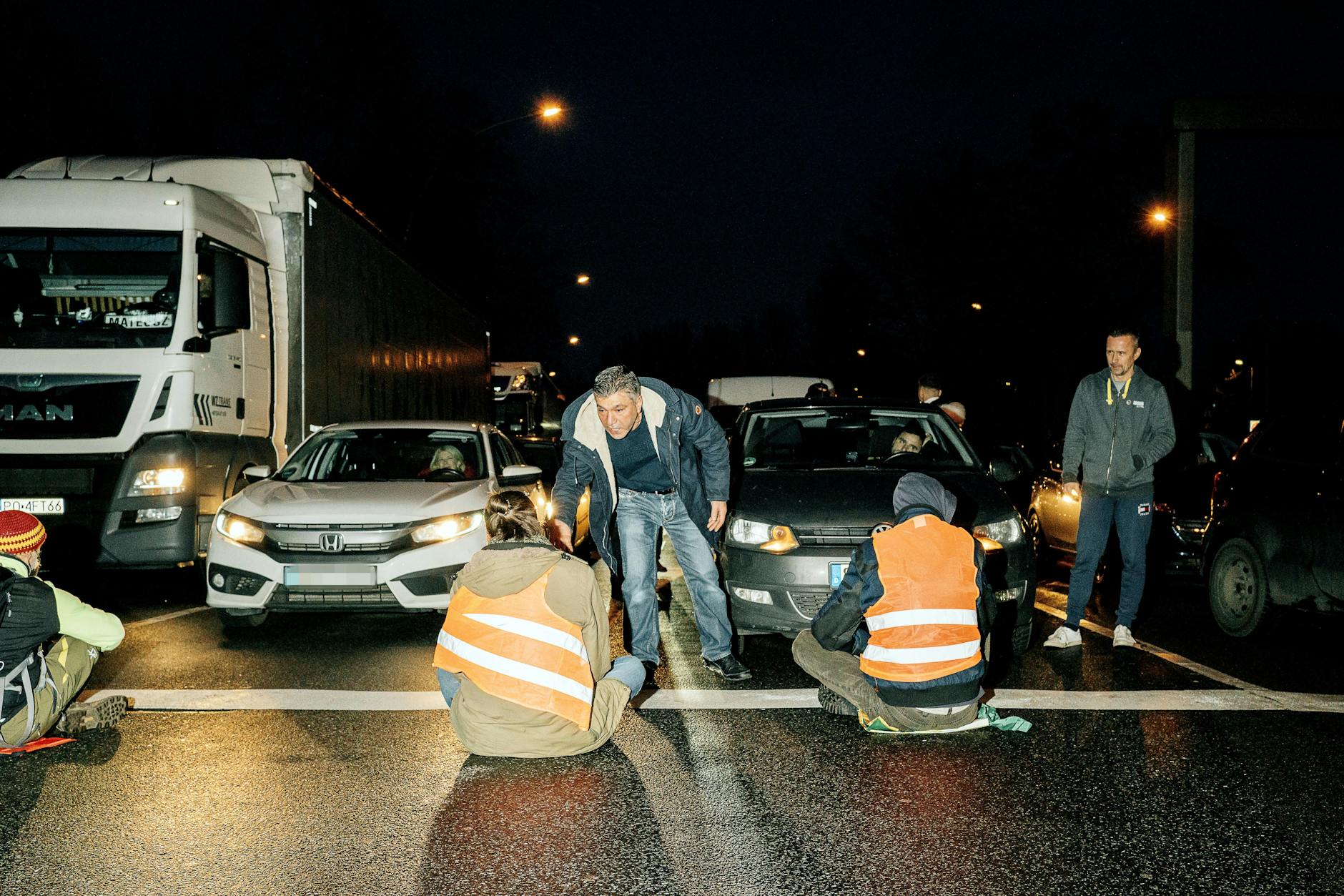Kurz und heftig: Am Freitagmorgen auf dem Siemensdamm in Charlottenburg eskaliert die Situation fast, bis die Feuerwehr durchgreift.