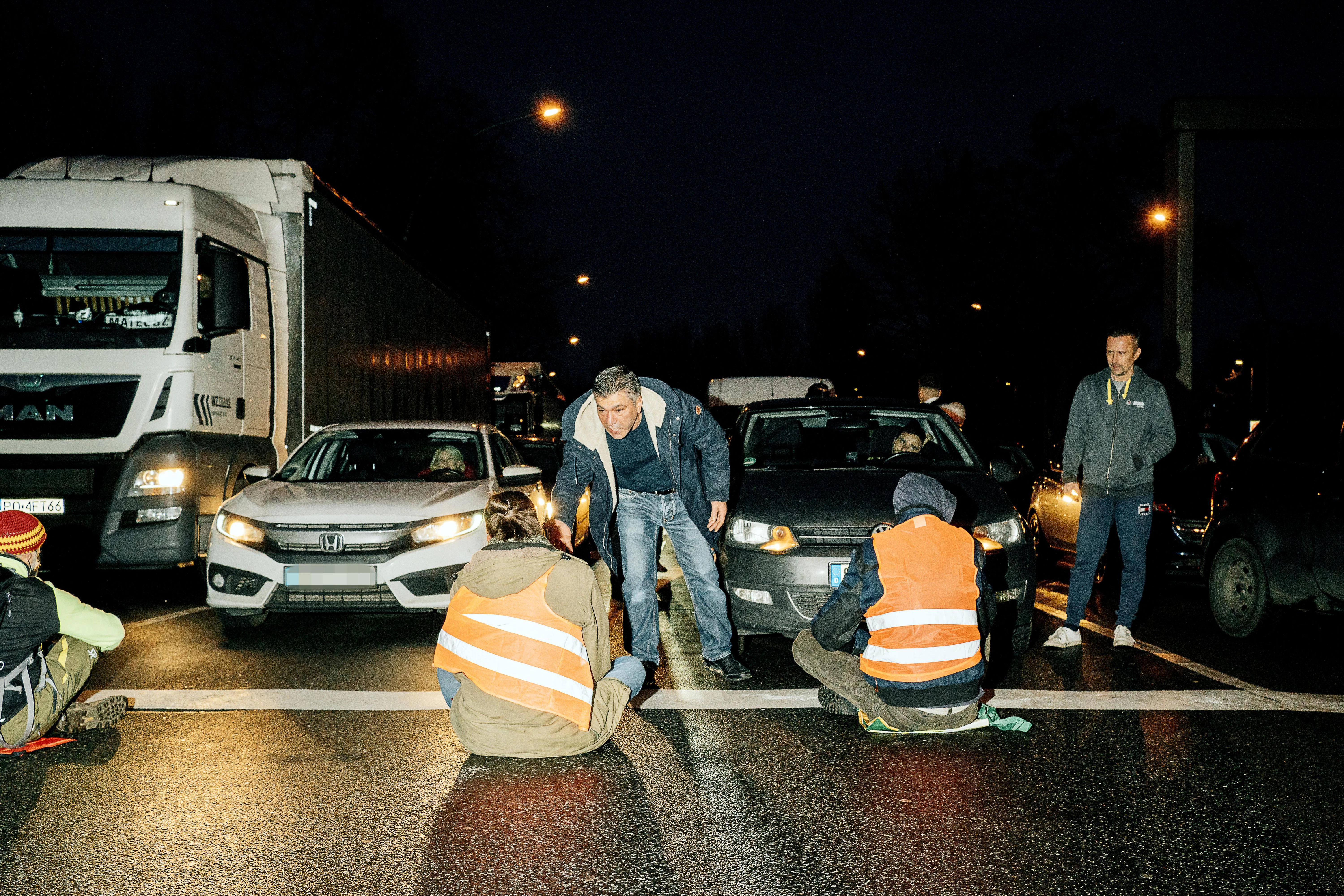 Kurz und heftig: Am Freitagmorgen auf dem Siemensdamm in Charlottenburg eskaliert die Situation fast, bis die Feuerwehr durchgreift.