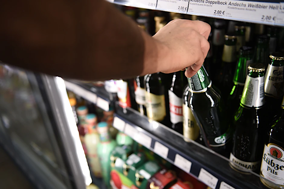 „Die Verfügbarkeit ist zu niedrigschwellig“, sagt der Drogenbeauftrage der Bundesregierung mit Blick auf die Abgabe von Alkohol und Tabak.