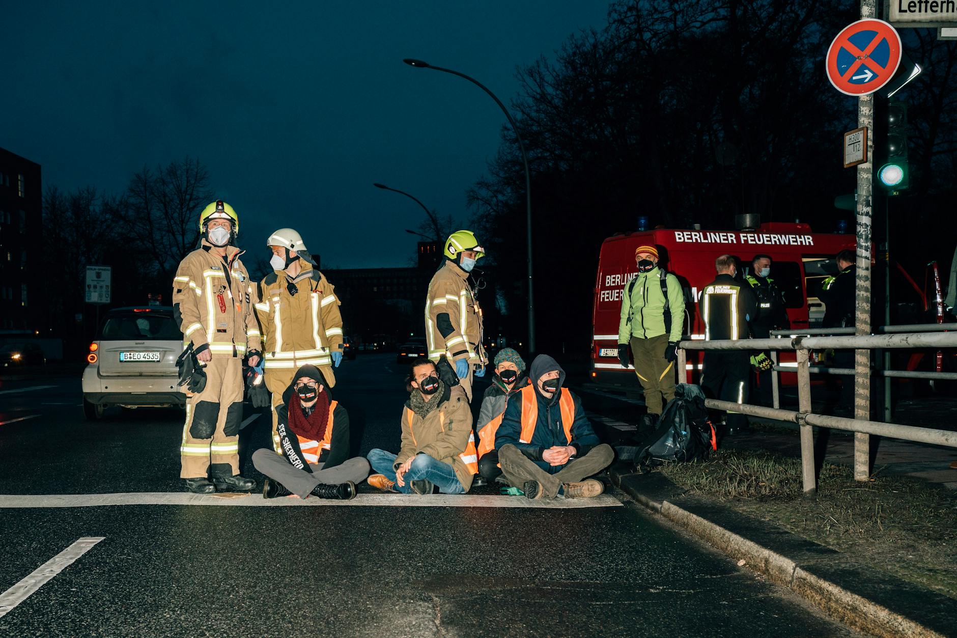 Die Feuerwehr fackelt nicht lange: Im Rahmen ihrer „Amtshilfe“ ist sie sogar schneller als die Polizei die Tage zuvor.