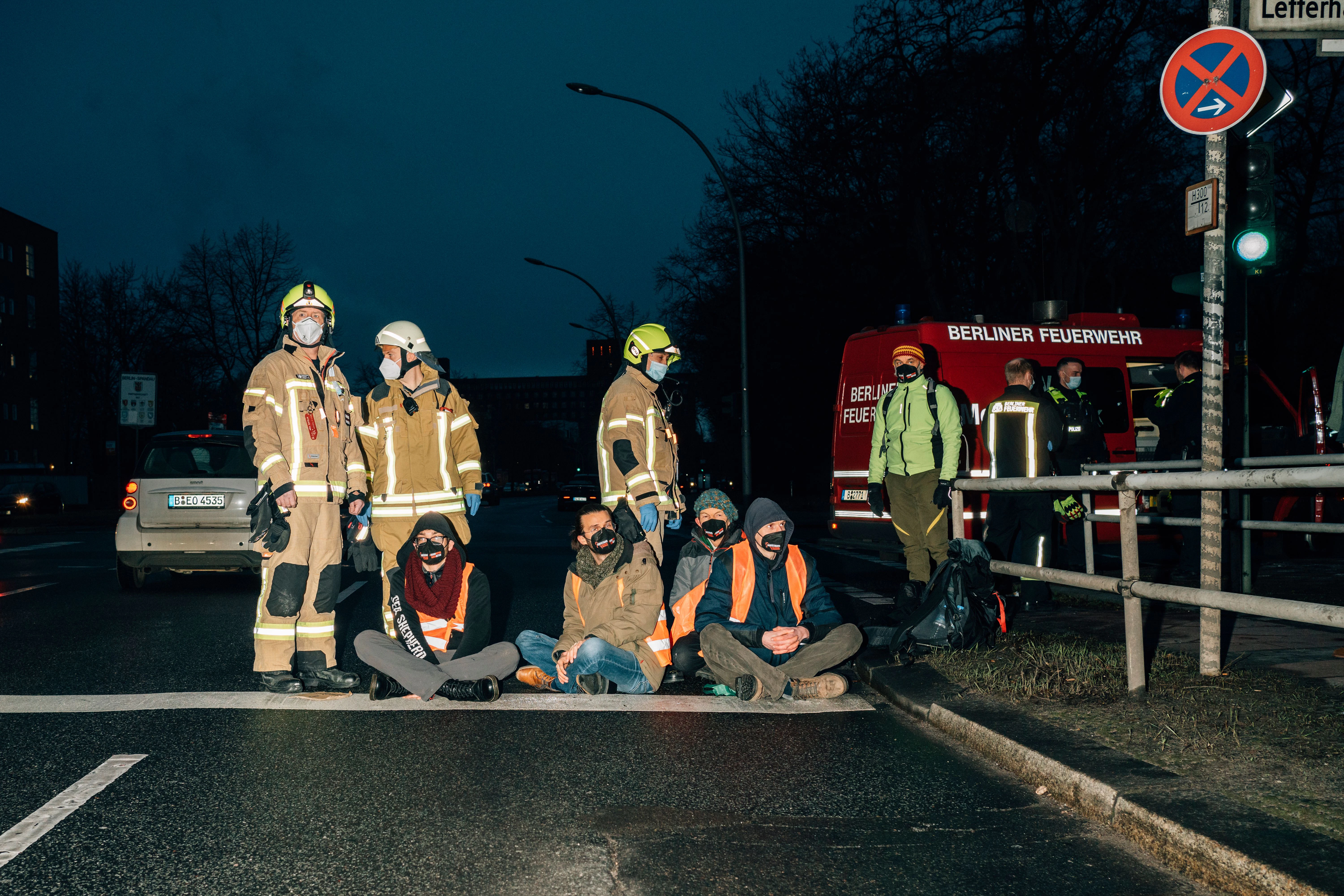 Die Feuerwehr fackelt nicht lange: Im Rahmen ihrer „Amtshilfe“ ist sie sogar schneller als die Polizei die Tage zuvor.