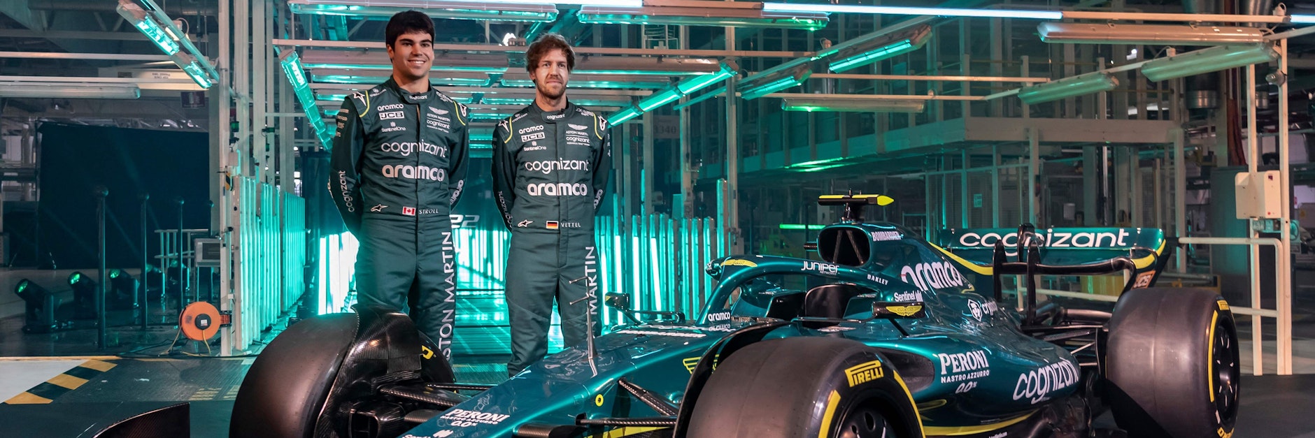 Lance Stroll und Sebastian Vettel posen mit ihrem neuen AMR22-Boliden.