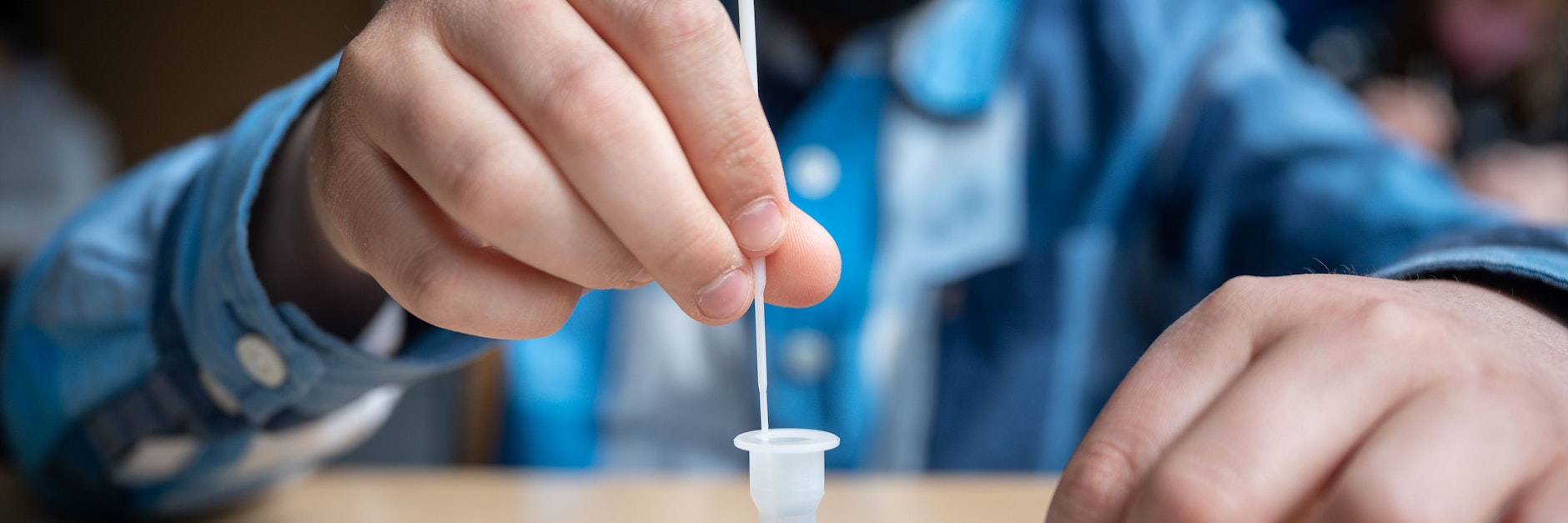 Ein Schüler führt einen Corona-Schnelltest an sich selbst durch. Dabei gibt es einiges zu beachten.