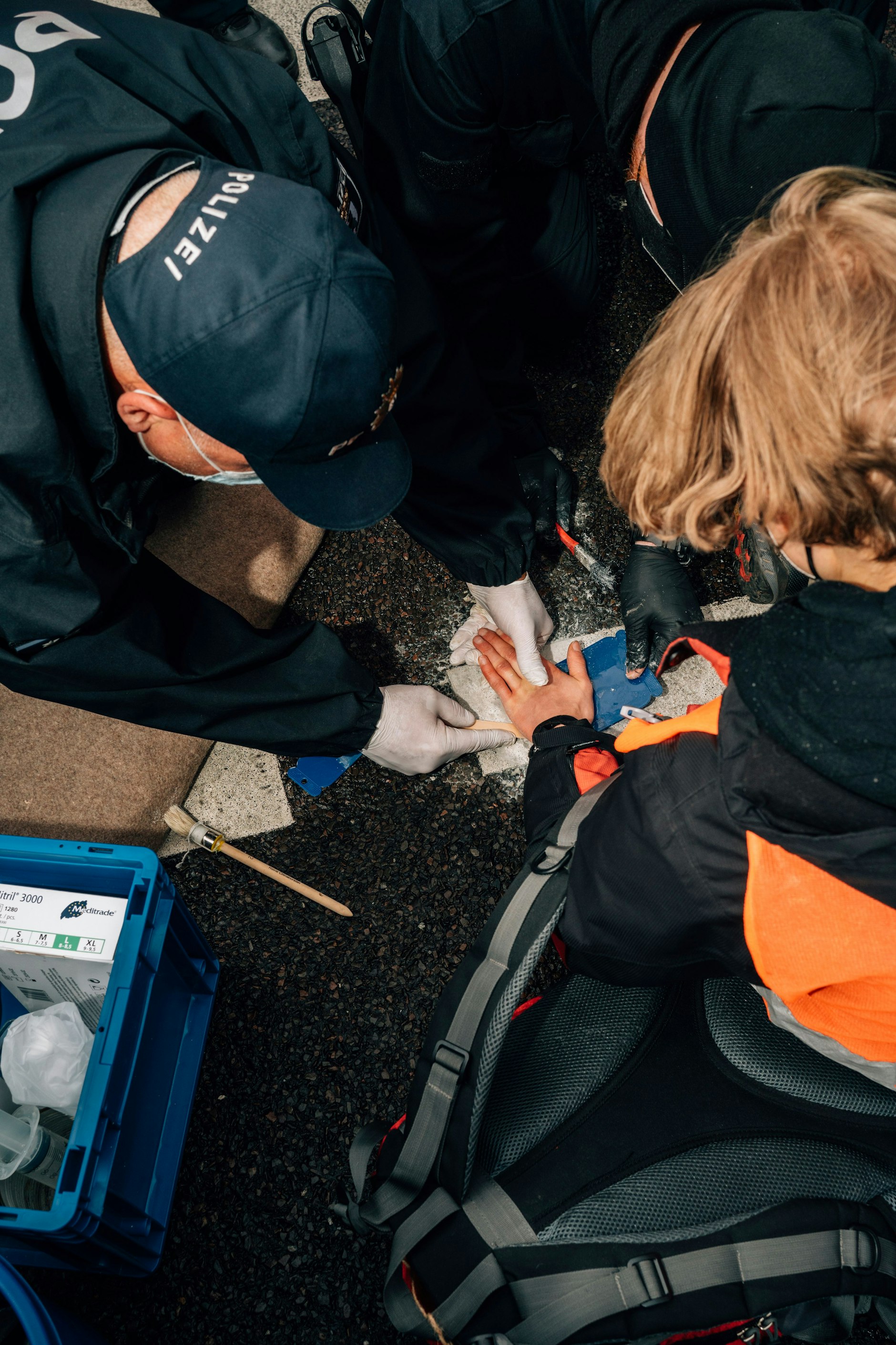 Die Polizei weiß inzwischen wie es läuft: Mit Pinsel und Lösungsmittel.