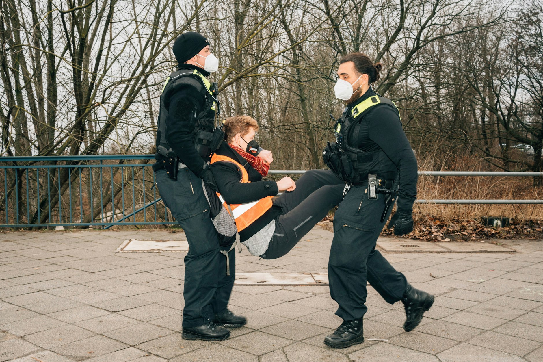 Erst ankleben, dann losspachteln, dann wegtragen: Die Aktivisten behält die Polizei bis zu 36 Stunden in Gewahrsam.