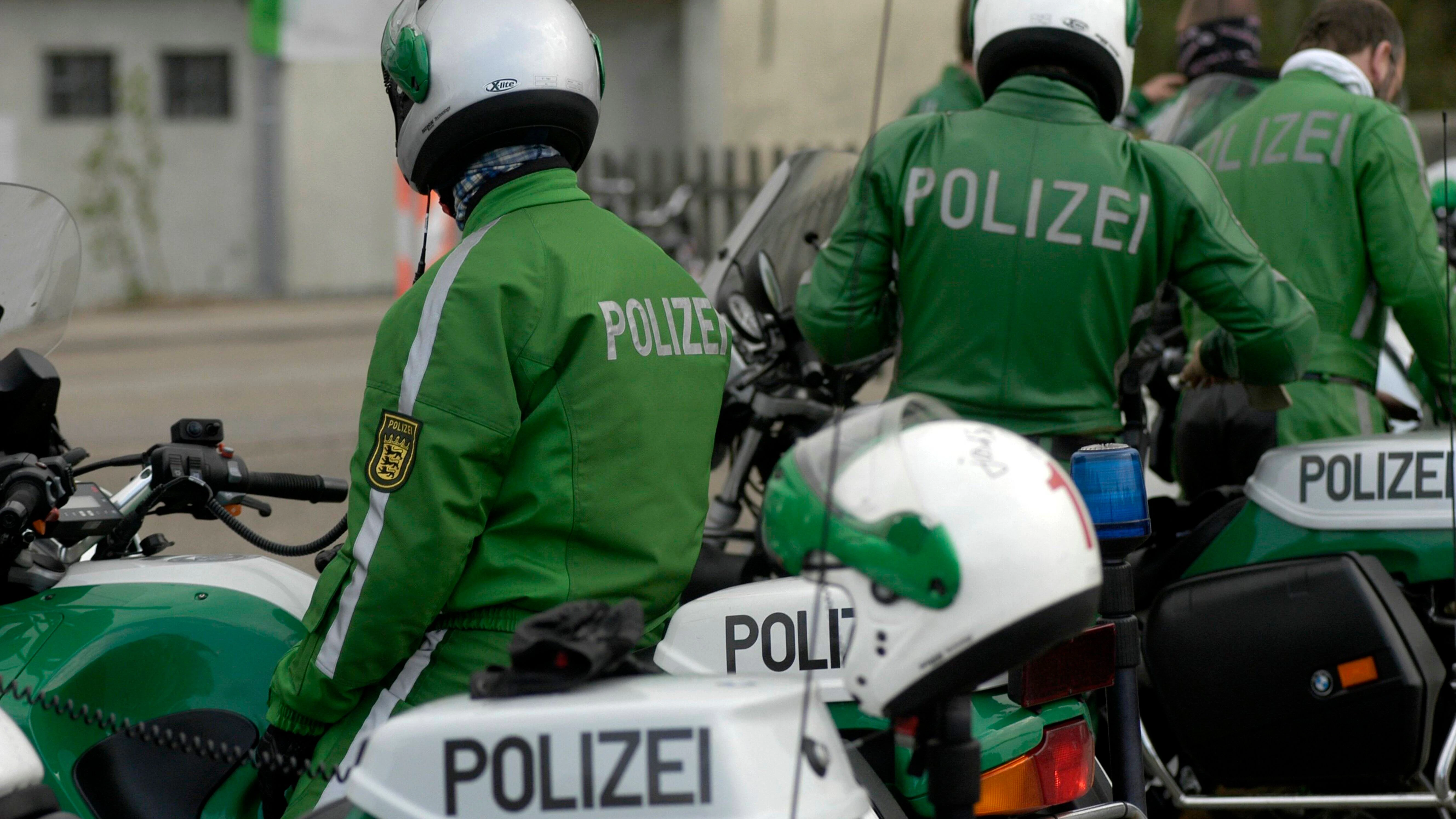 Auch schön: Die Motorradstreife der deutschen Polizei in grasgrüner Biker-Montur.