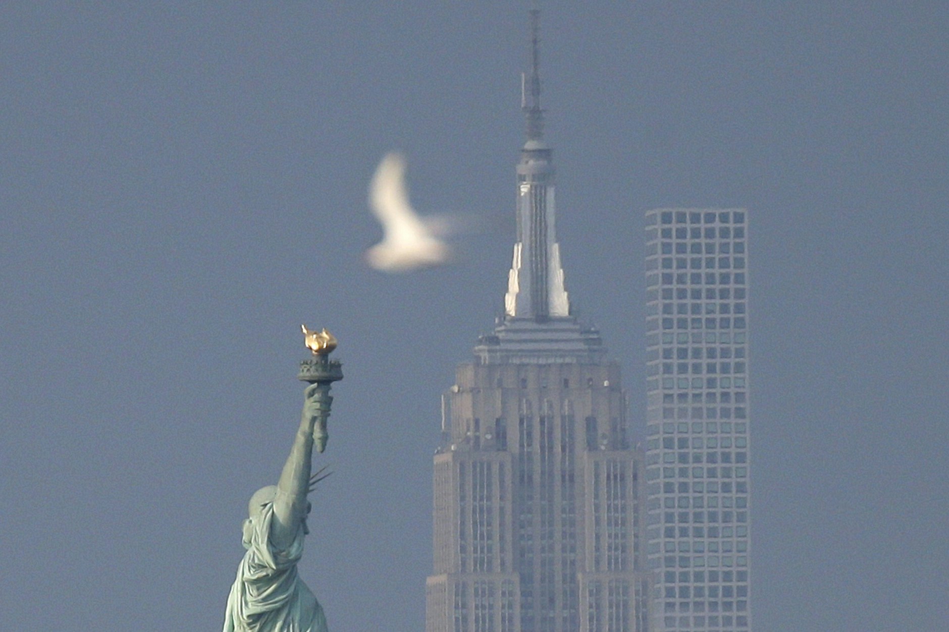 Ikonische Architektur: Freiheitsstatue, Empire State Building und 432 Park Avenue.