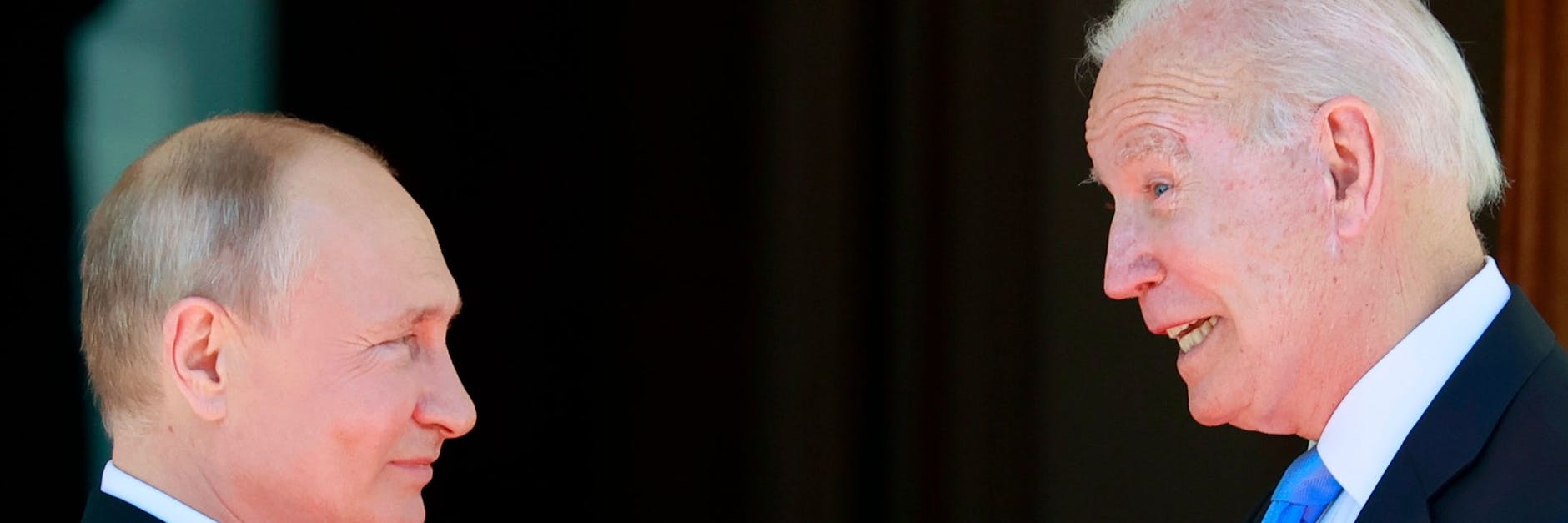 Der russische Präsident Wladimir Putin (l.) und US-Präsident Joe Biden bei einem Treffen im schweizerischen Genf im Juni 2021 (Archivbild). Angesichts der weiter zunehmenden Spannungen im Ukraine-Konflikt wollen Russlands Staatschef Wladimir Putin und US-Präsident Joe Biden nach Kremlangaben an diesem Sonnabend telefonieren.