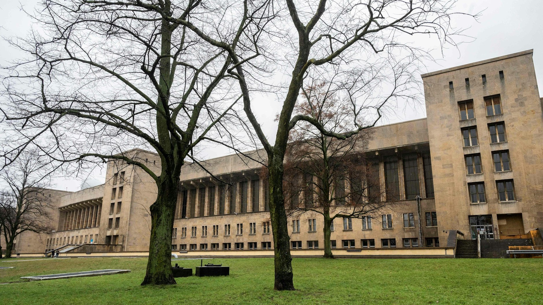 Außenfassade des Flughafens Tempelhof, der Räumlichkeiten der jüngst eröffneten „Kunsthalle Berlin“