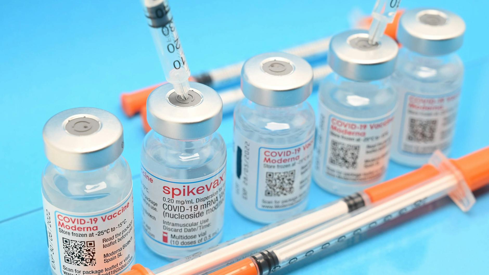 Ampullen eines Corona-Vakzins stehen zum Verimpfen bereit (Symbolbild).