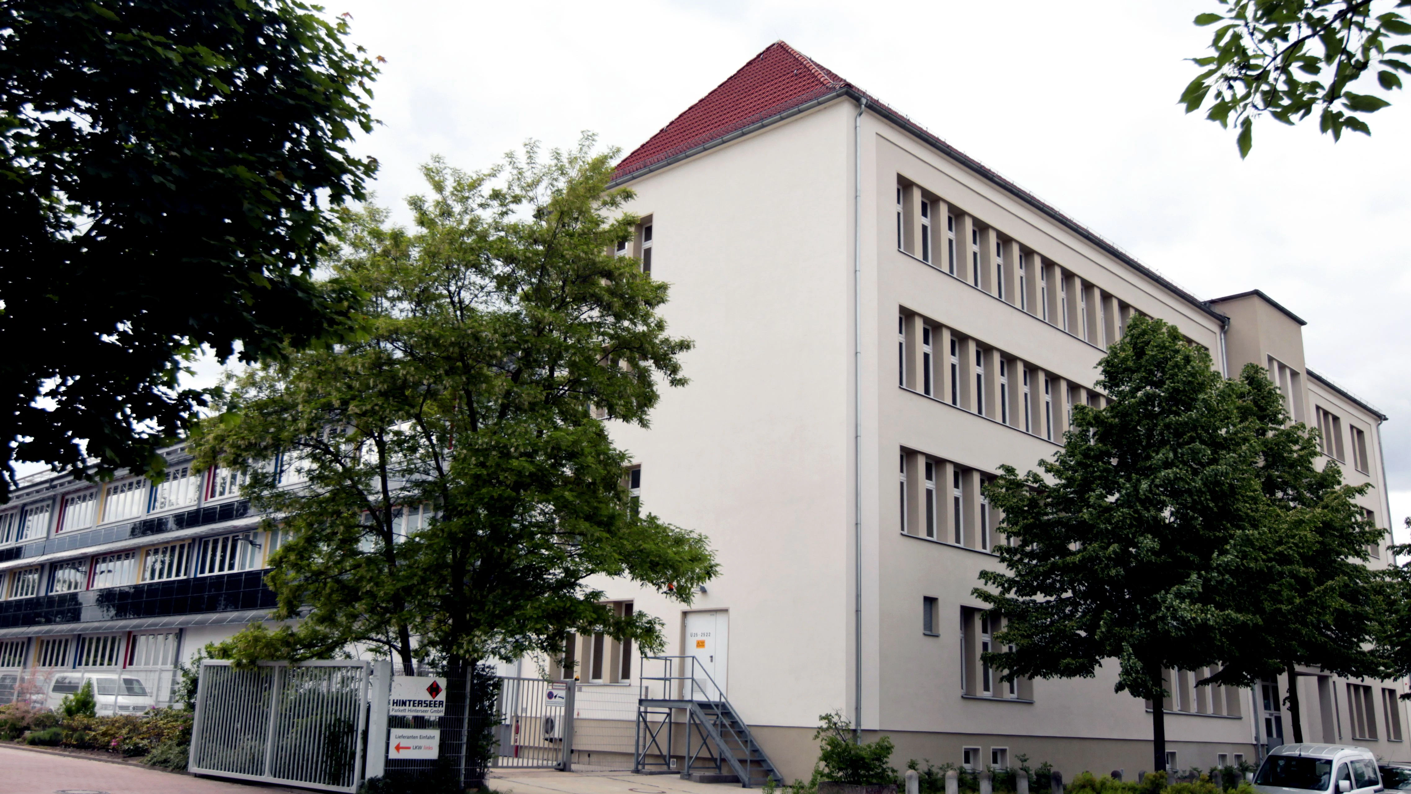 Hinter diesen Fenstern arbeiten die Spezialisten des FES für die deutschen Spitzensportler.