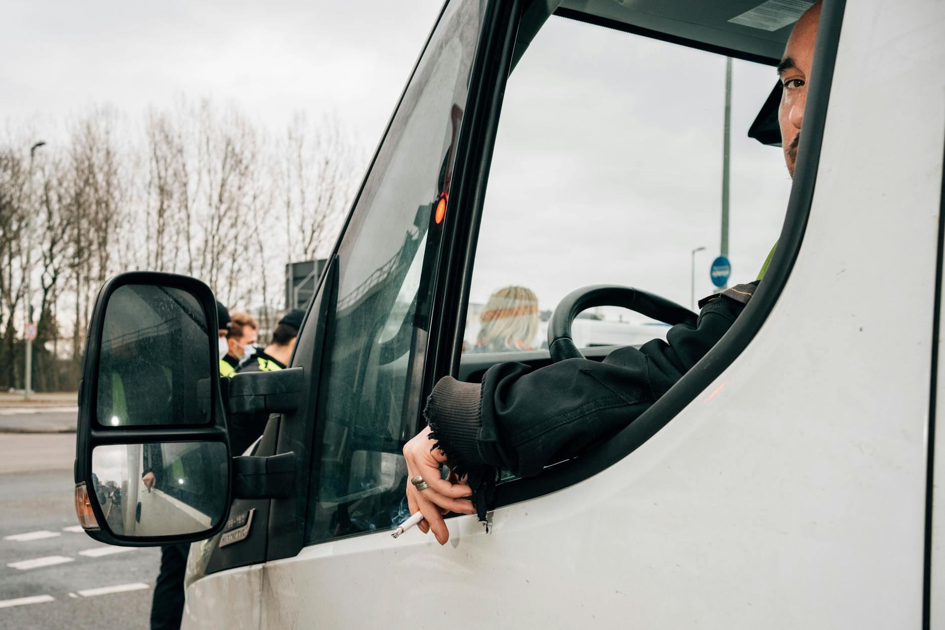 Mehr als eine Stunde Stau: Genug Zeit für eine Zigarettenpause.