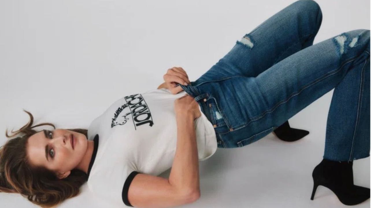 Mehr als 40 Jahre später streift sich Brooke Shields jetzt noch einmal Designer-Jeans für eine Werbung über.