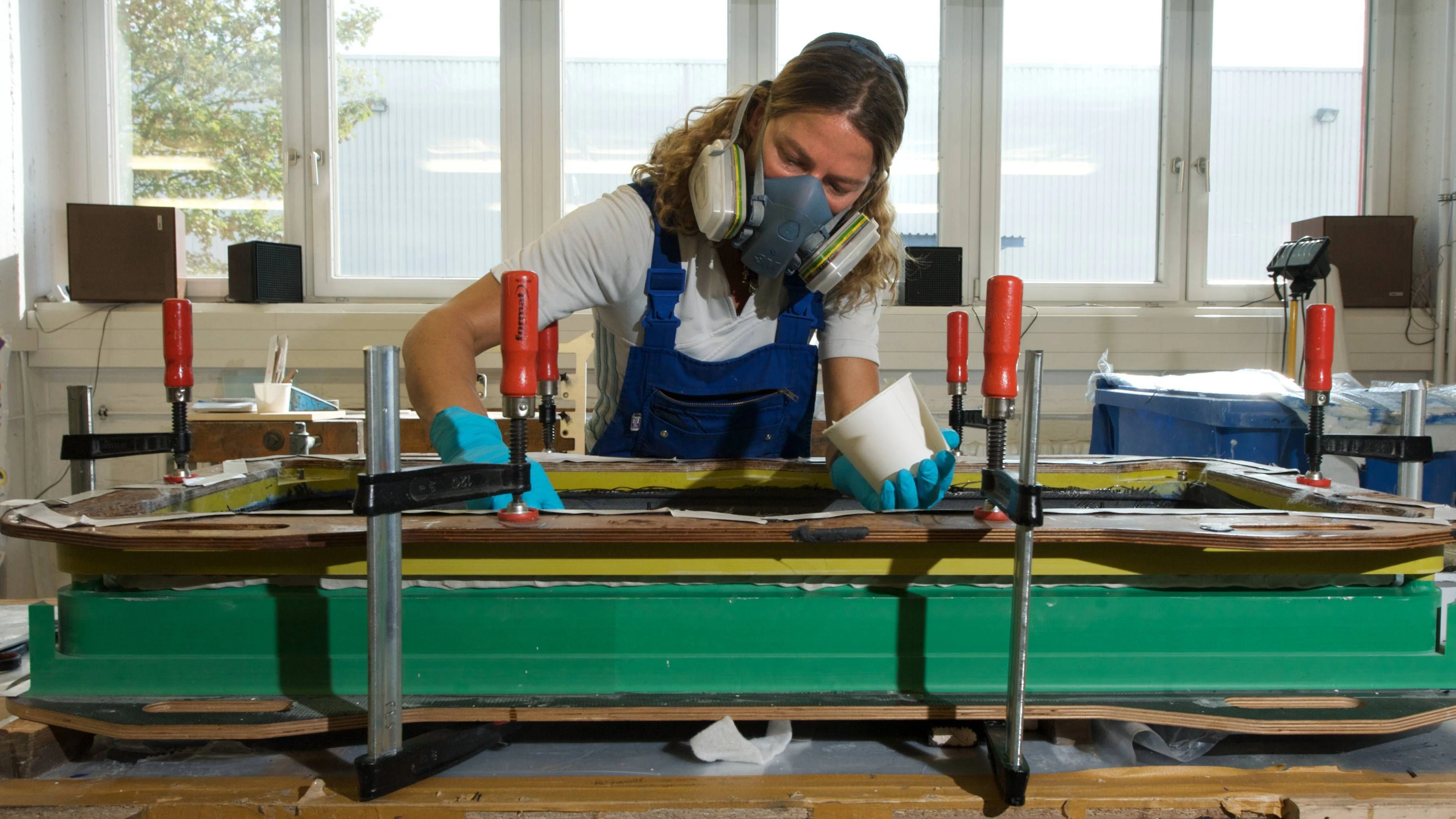 In der  Werkstatt des FES wird an den Schlitten für Skeleton und Rodeln  gearbeitet. 