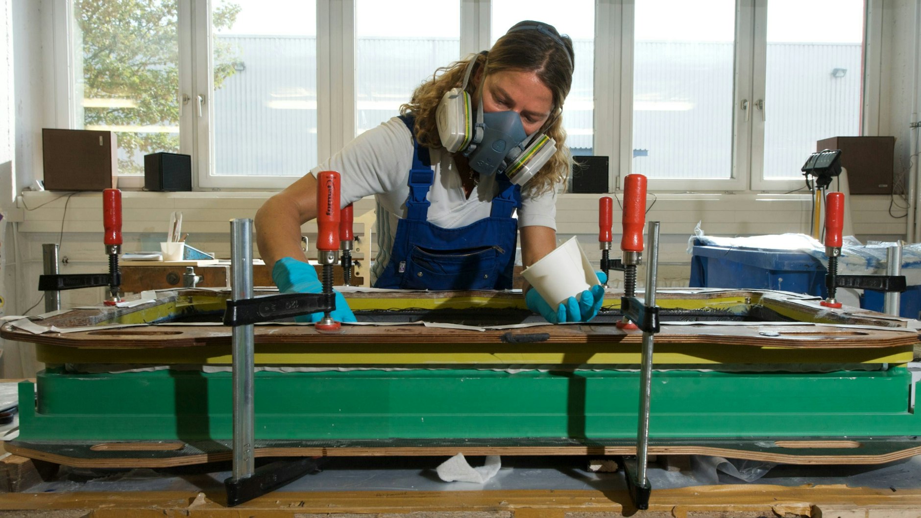 In der Werkstatt des FES wird an den Schlitten für Skeleton und Rodeln gearbeitet.