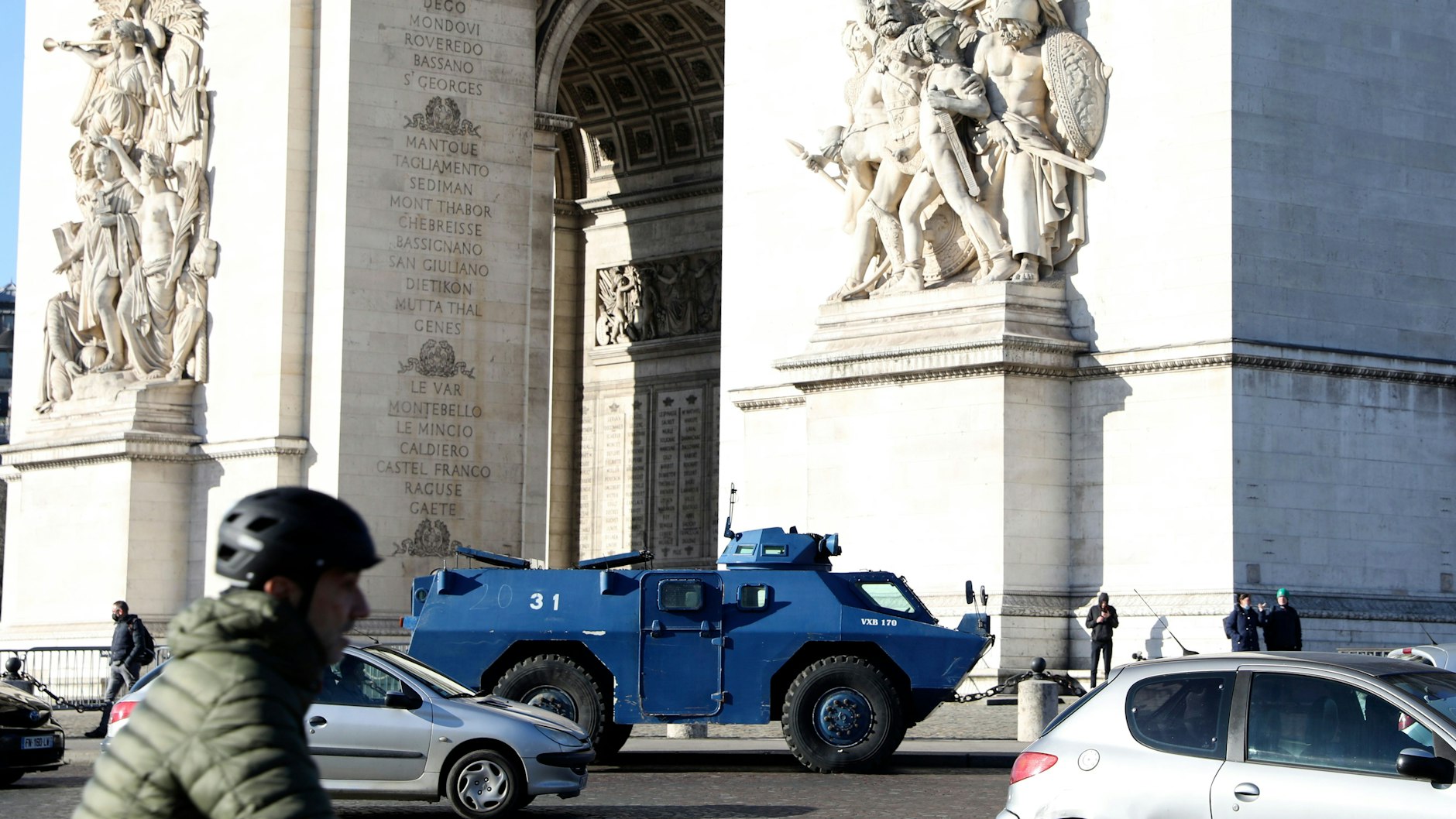 In der französischen Hauptstadt ist die Polizei auch mit Panzerwagen präsent.