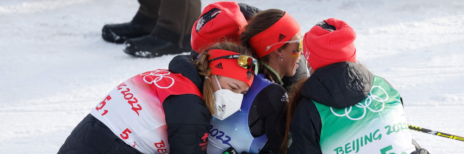 Katherine Sauerbrey, Victoria Carl, Sofie Krehl und Katharina Henning bejubeln gemeinsam ihr sensationelles Langlauf-Silber bei den Olympischen Spielen in Peking.