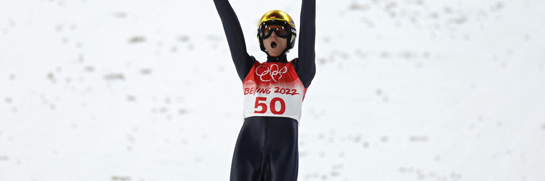 Endlich Grund zum Jubeln: Karl Geiger reißt nach seinem Bronze-Flug die Arme nach oben.