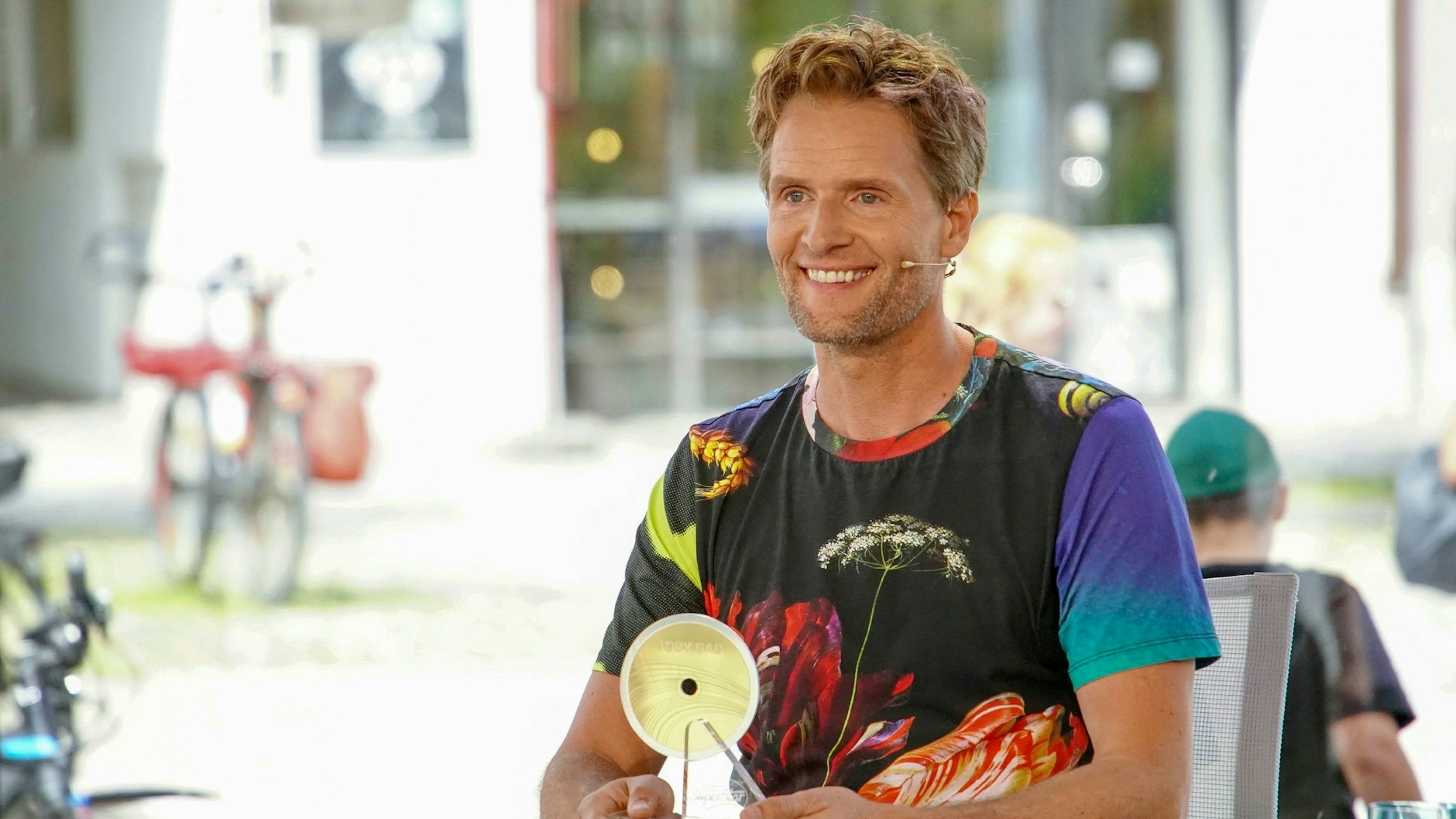 Seine „Goldene CD“ schenkte DSDS-Juror Toby Gad&nbsp;Emine Knapczyk.