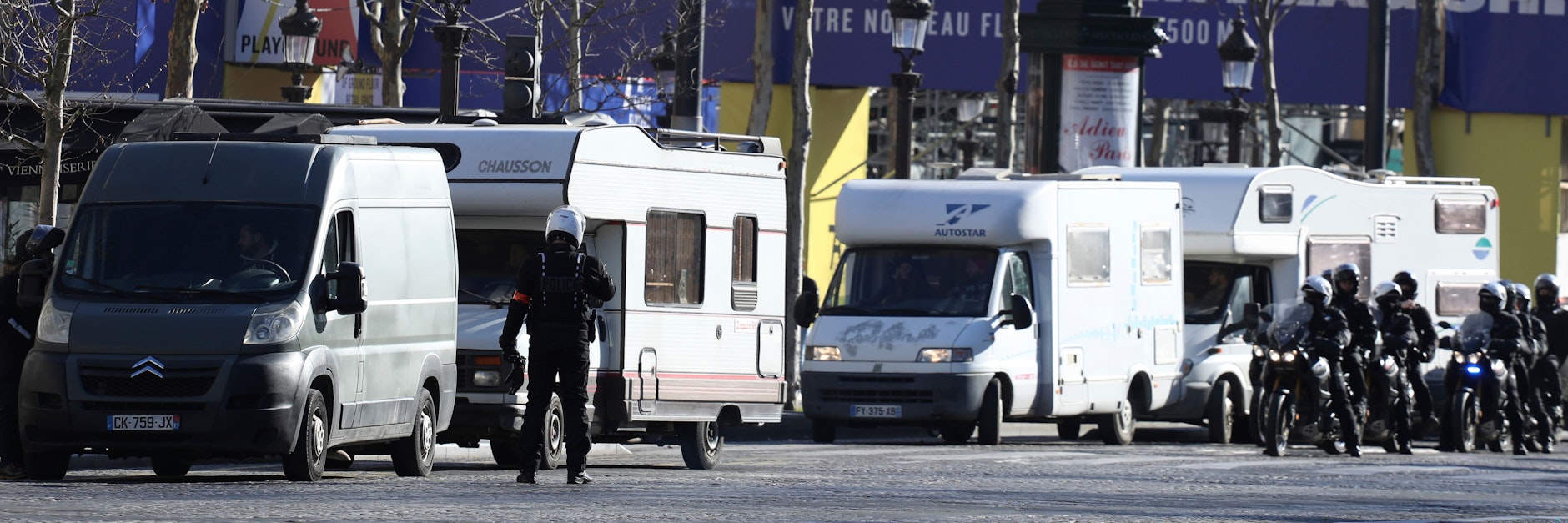 Die Polizei kontrolliert Protestanten in der Pariser Innenstadt auf den Champs-Élysées.