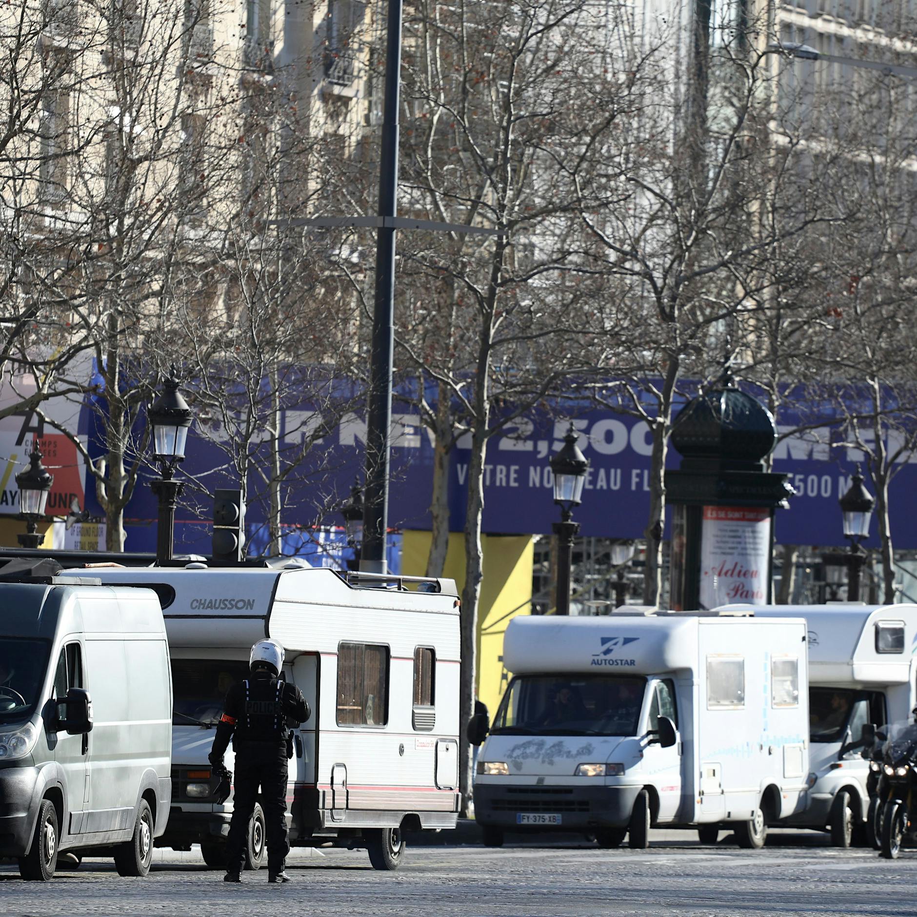 Trotz Verbot – Tausende Impfpass-Gegner fahren in Konvois in Paris ein