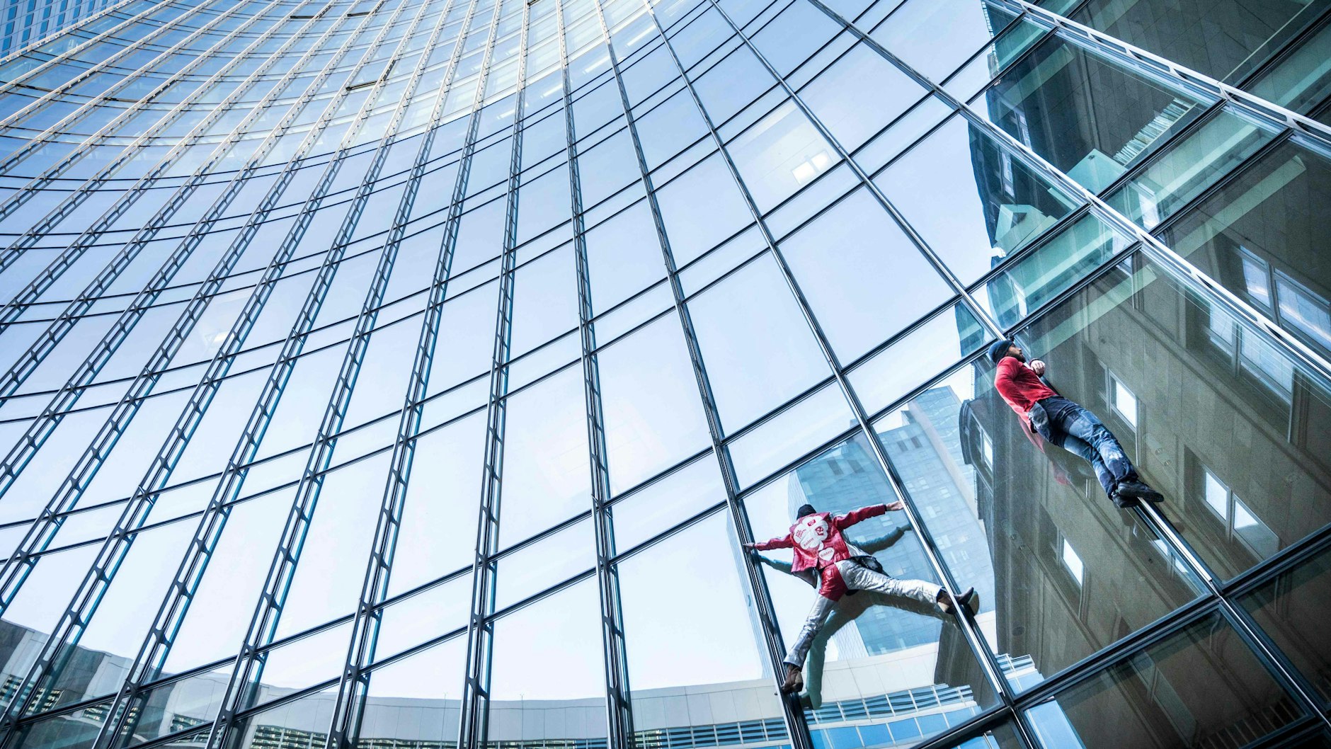 Zwei Männer kletterten an der Fassade des 153 Meter hohen „Skyper“ hinauf.