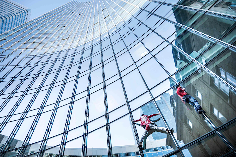 Zwei Männer kletterten an der Fassade des 153 Meter hohen „Skyper“ hinauf.