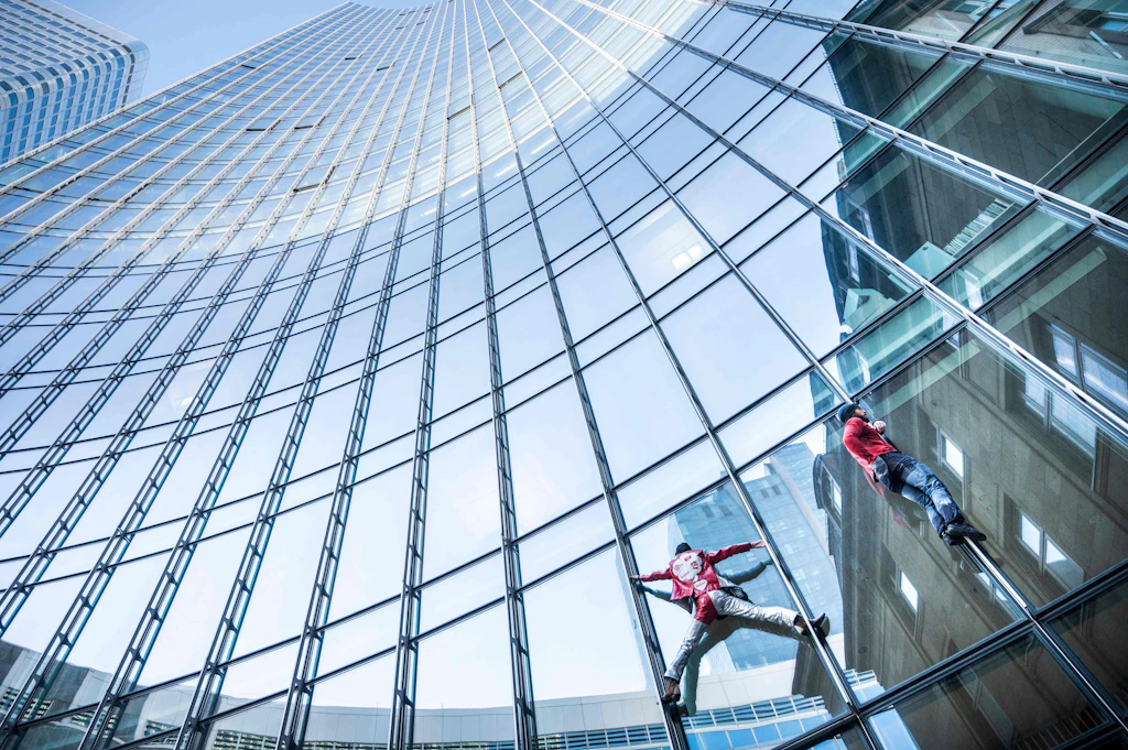 Kletterer erklimmen 153 Meter hohen Wolkenkratzer in Frankfurt