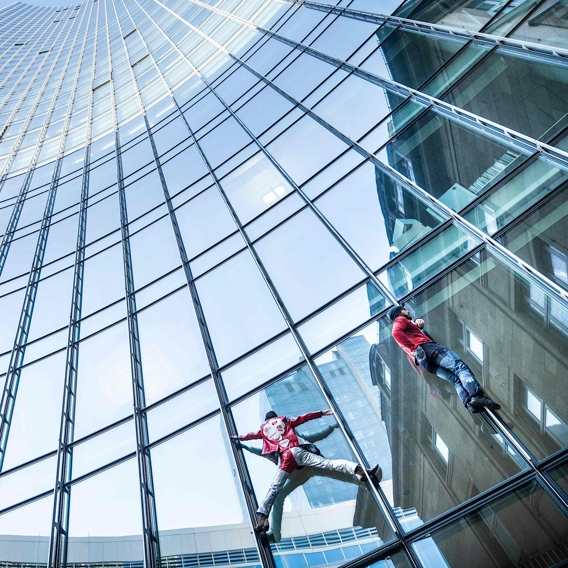 Kletterer erklimmen 153 Meter hohen Wolkenkratzer in Frankfurt